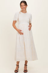 Gesmoktes, besticktes Umstands-Midikleid in Creme