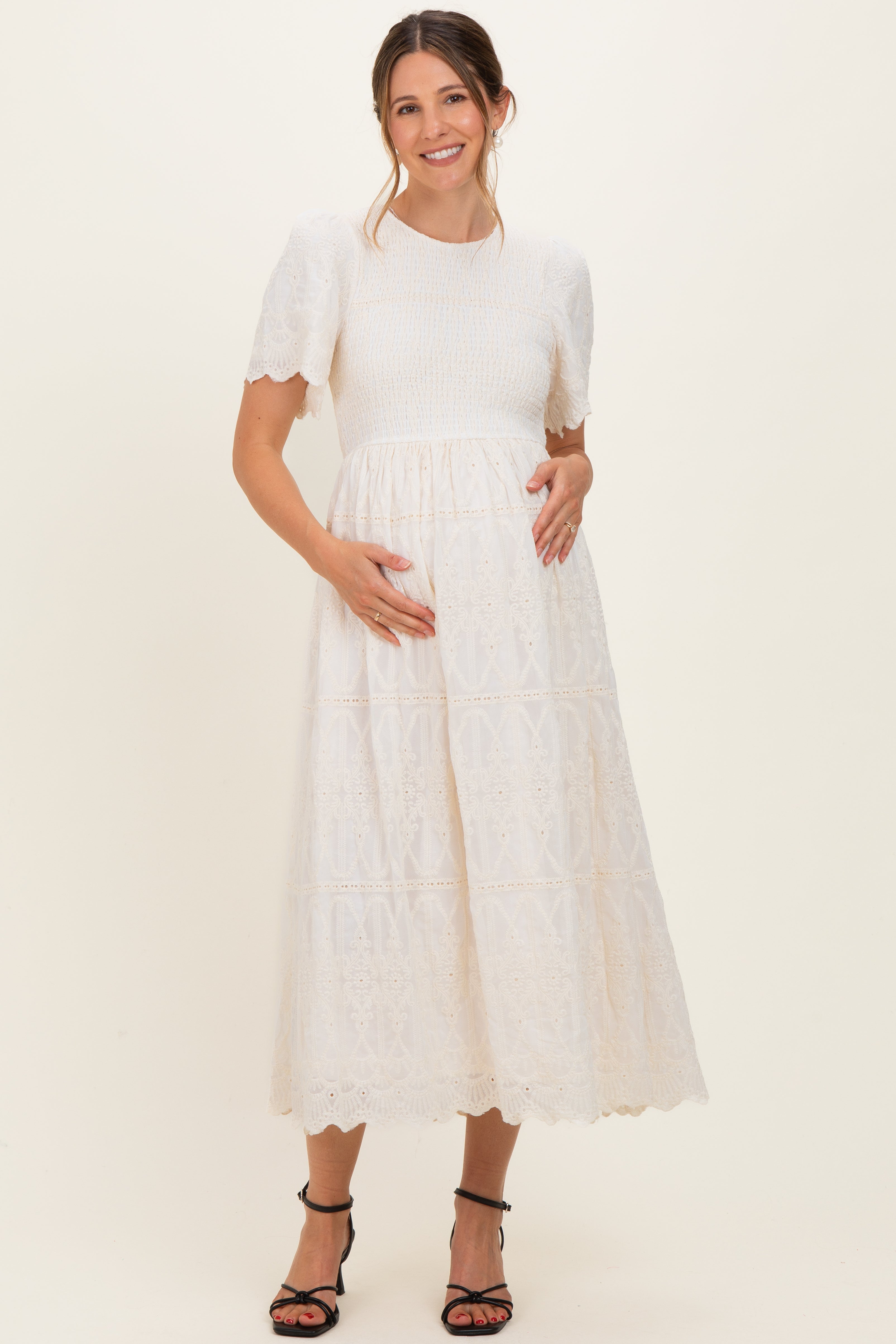Gesmoktes, besticktes Umstands-Midikleid in Creme