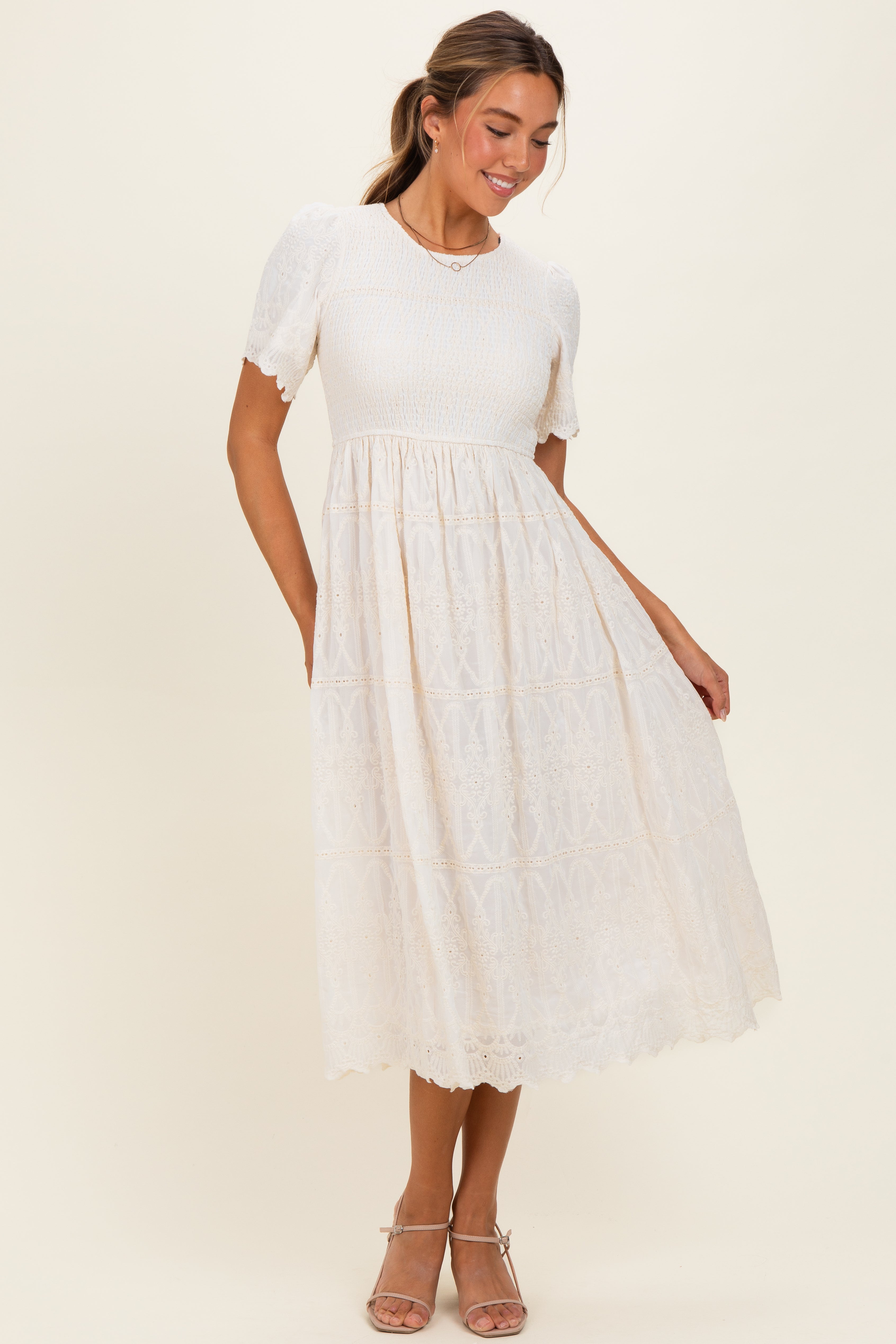 Gesmoktes, besticktes Umstands-Midikleid in Creme