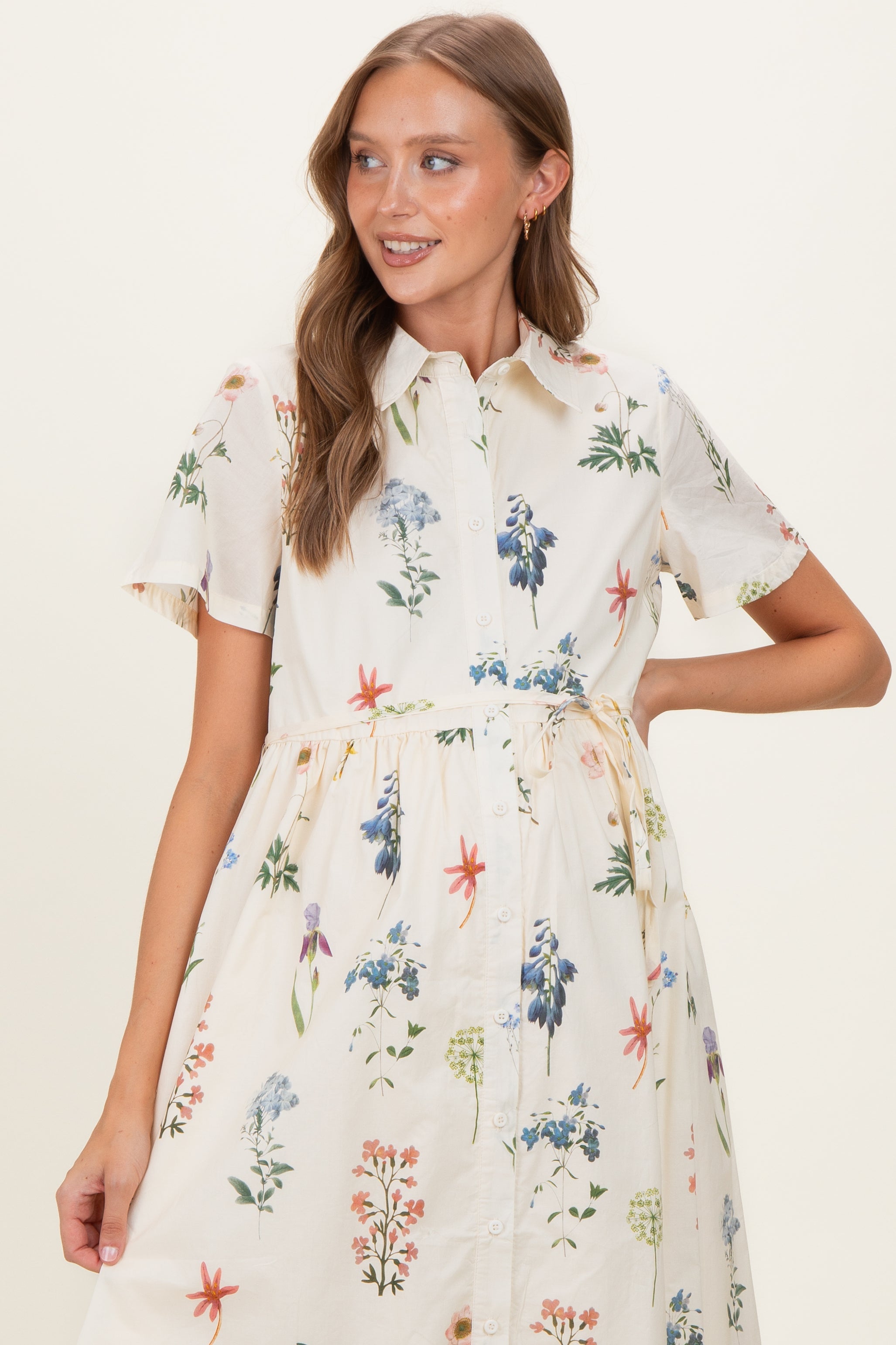 Umstands-Midikleid in Elfenbein mit Blumenmuster und Knopfleiste