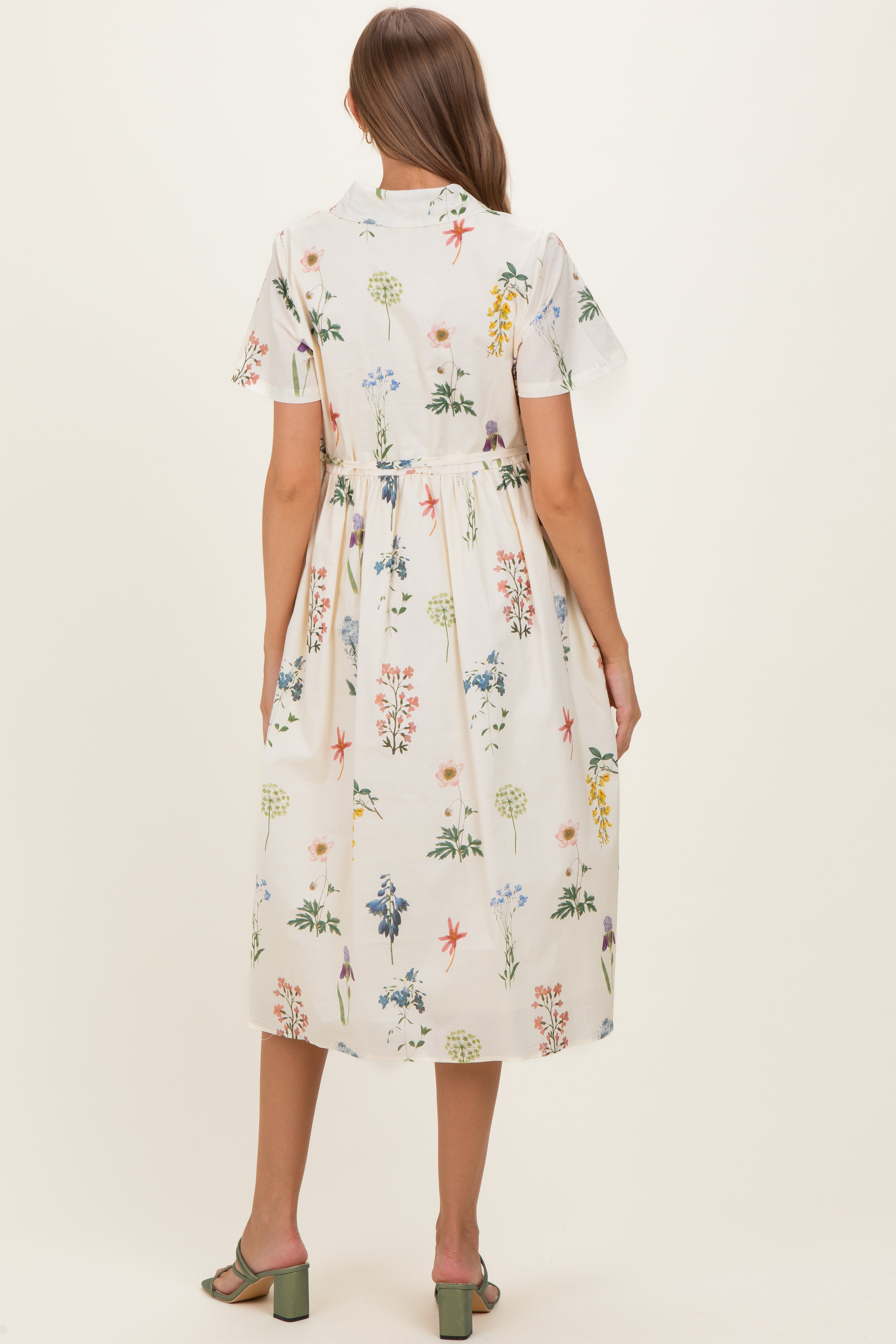 Umstands-Midikleid in Elfenbein mit Blumenmuster und Knopfleiste