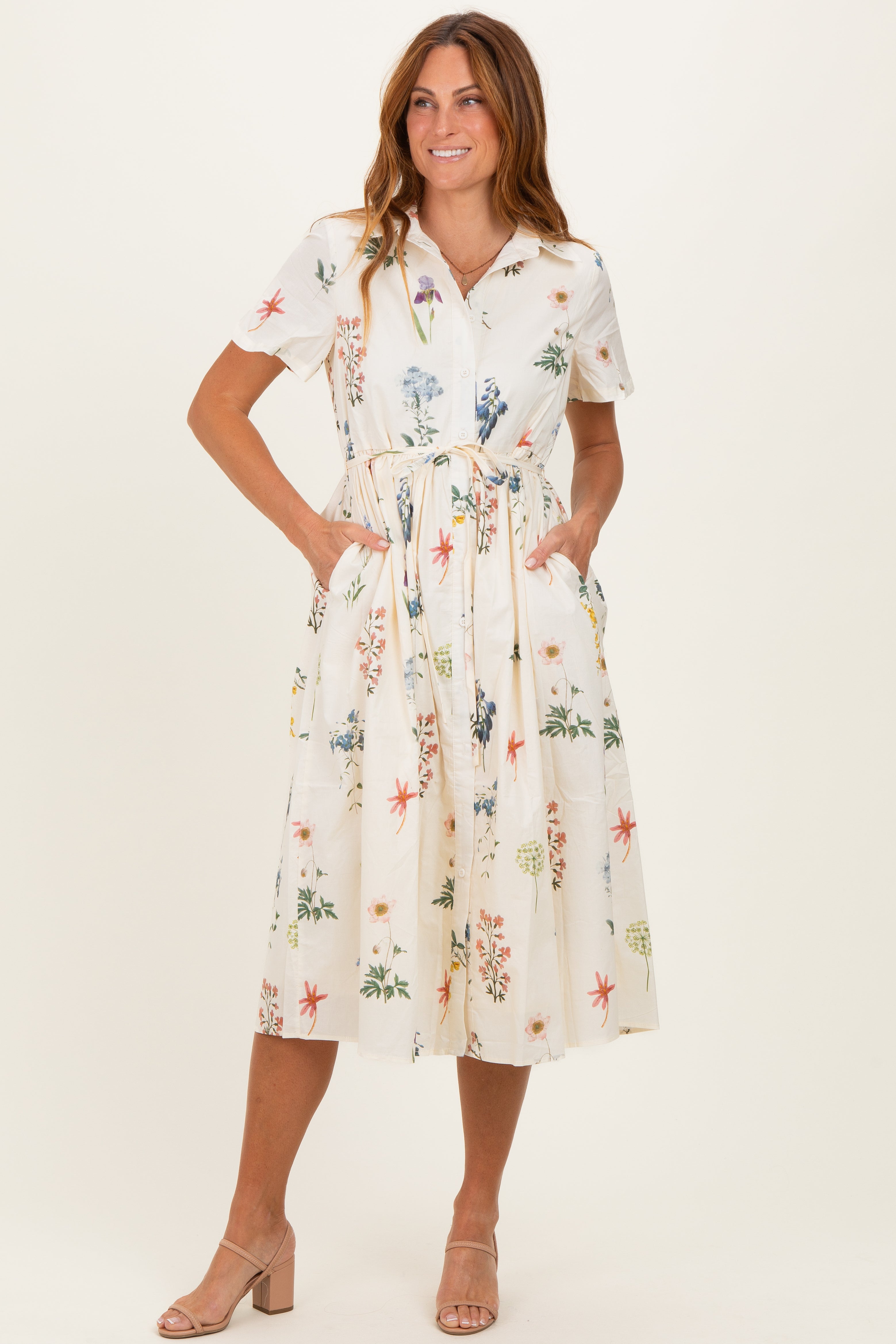 Umstands-Midikleid in Elfenbein mit Blumenmuster und Knopfleiste