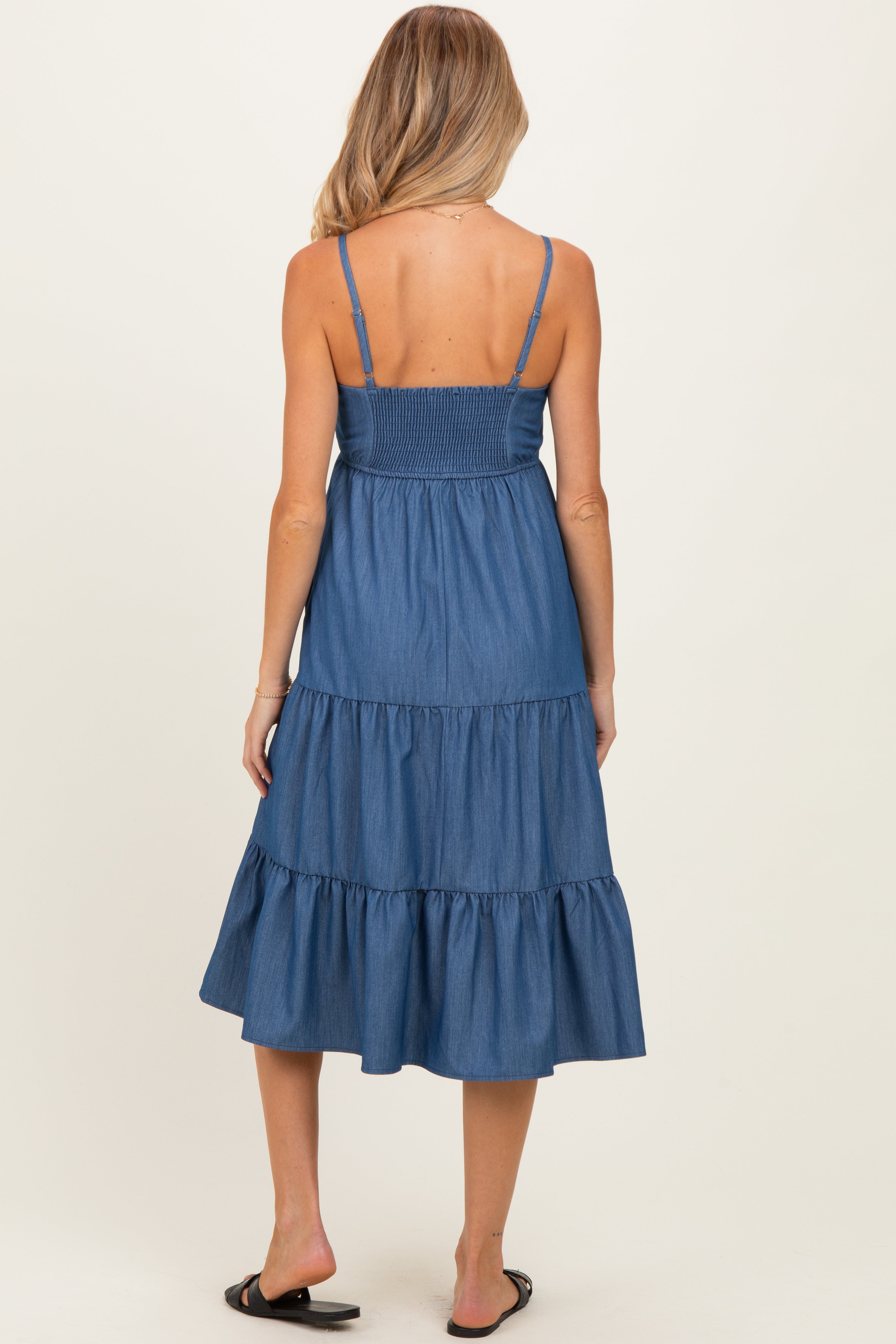 Ärmelloses gestuftes Umstands-Midikleid