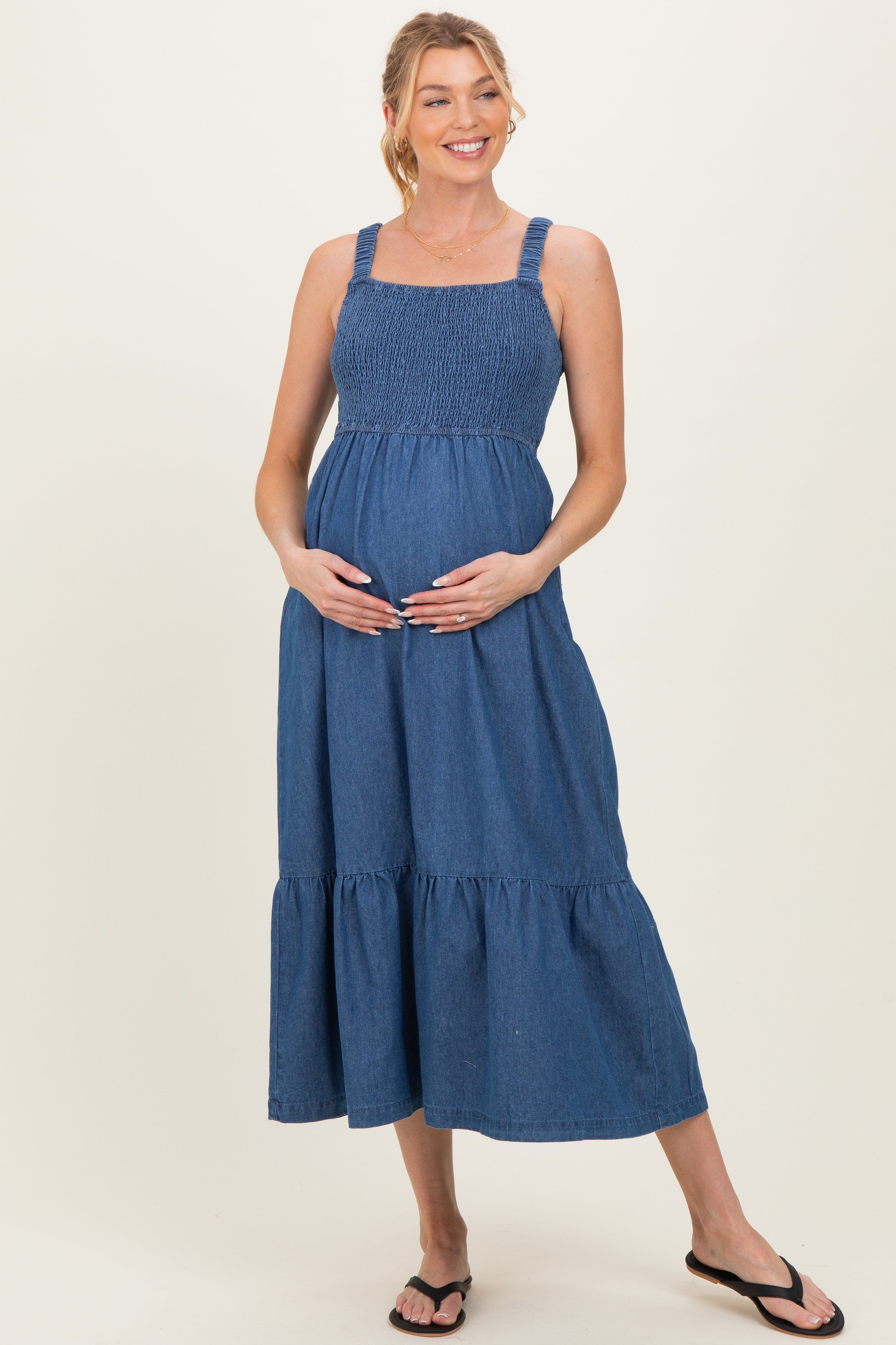 Ärmelloses Umstands-Midikleid aus Chambray mit Smok-Oberteil