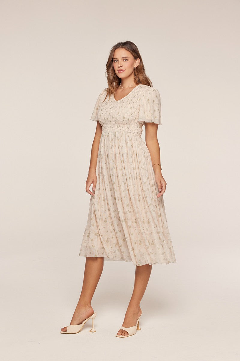 Umstands-Midikleid aus Chiffon mit Blumenmuster und Smok-Oberteil in Creme