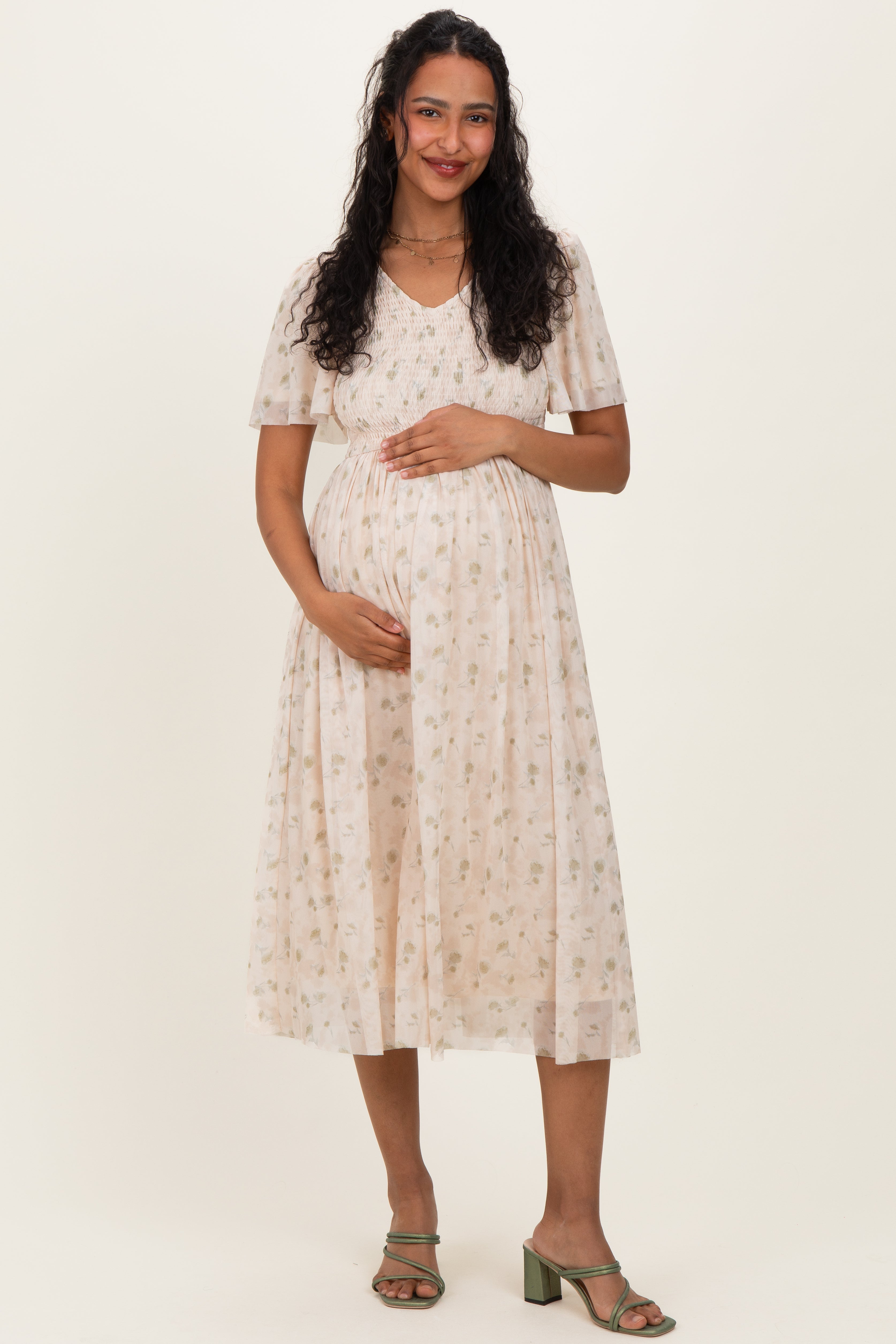Umstands-Midikleid aus Chiffon mit Blumenmuster und Smok-Oberteil in Creme