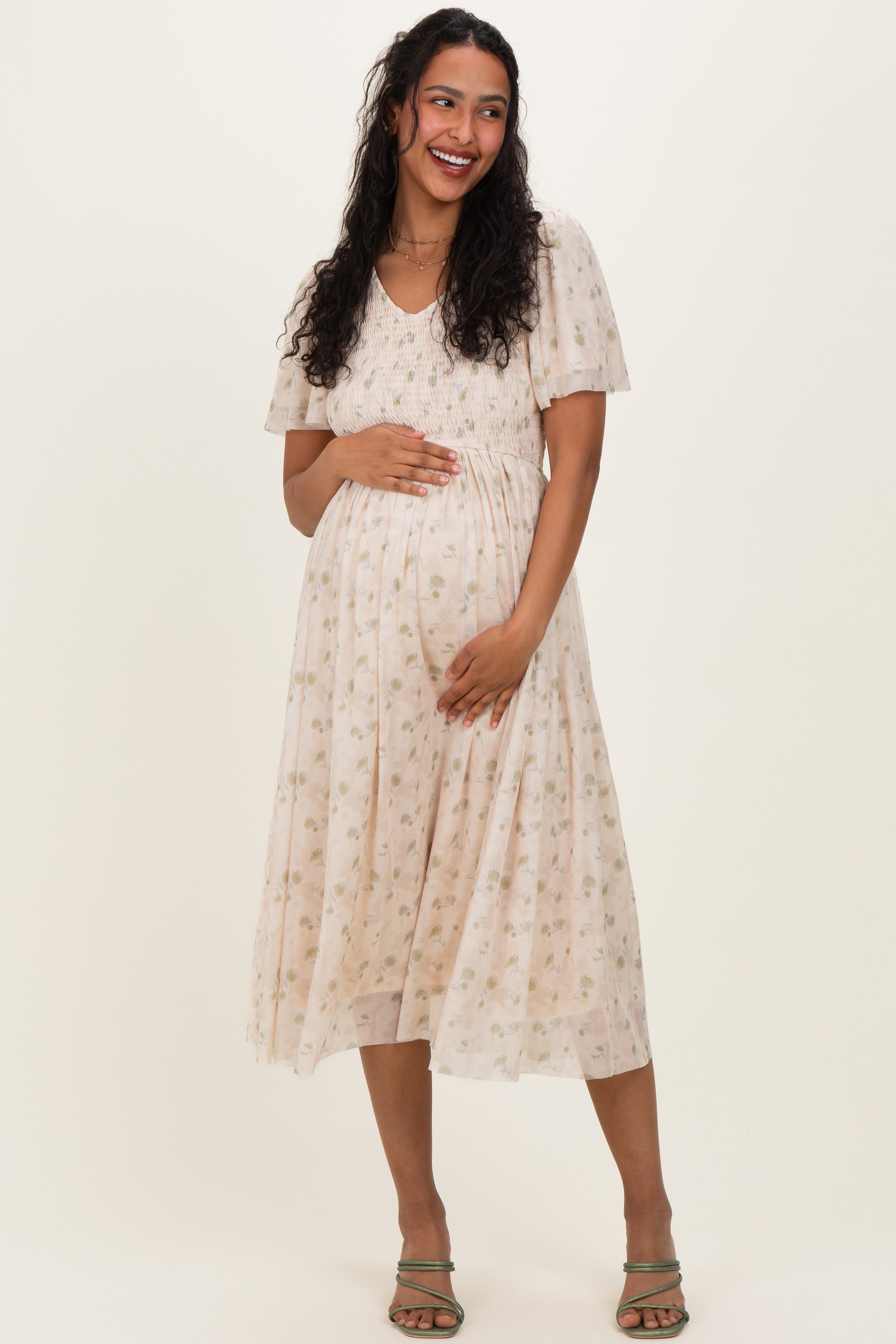 Umstands-Midikleid aus Chiffon mit Blumenmuster und Smok-Oberteil in Creme