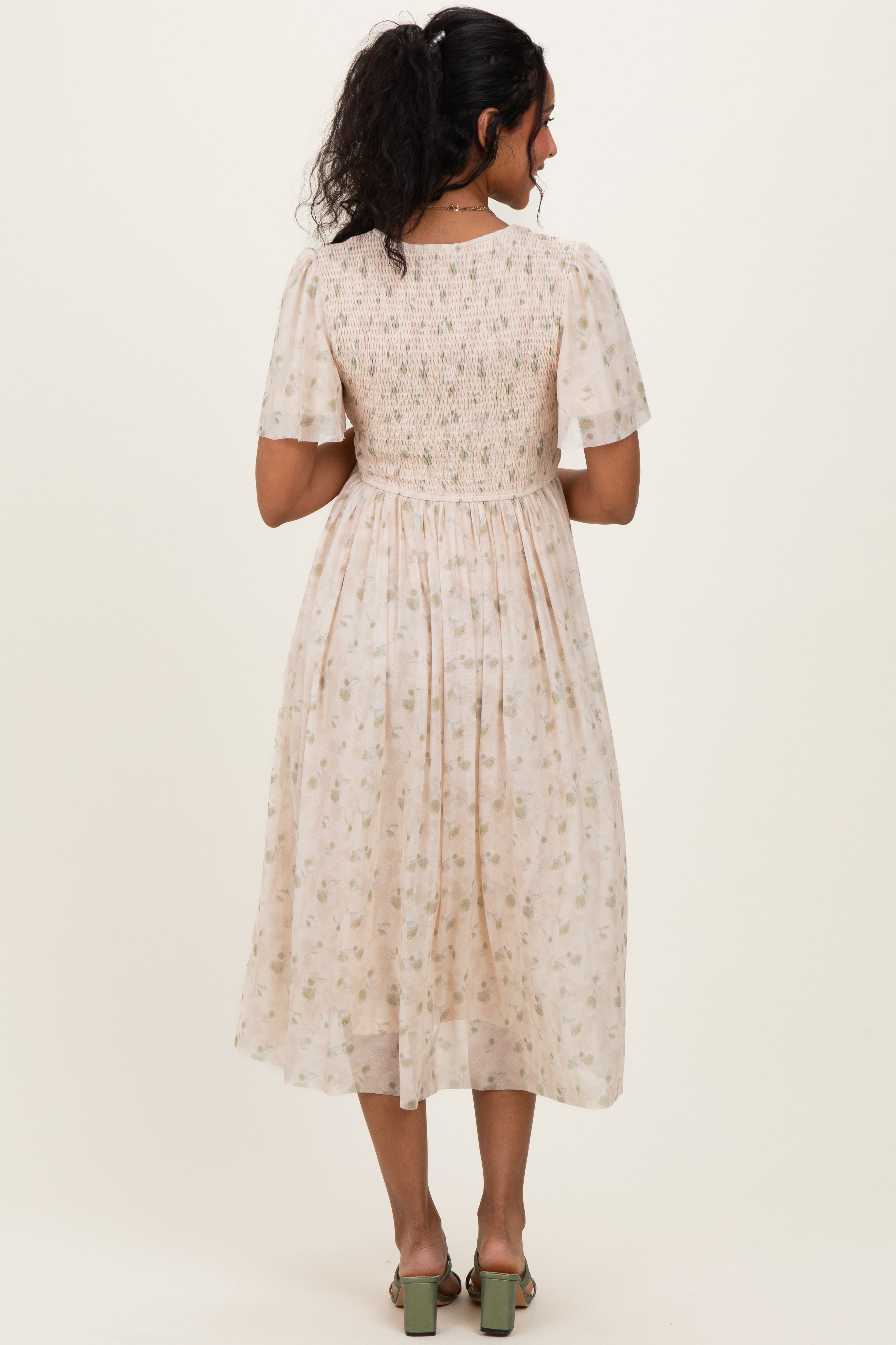 Umstands-Midikleid aus Chiffon mit Blumenmuster und Smok-Oberteil in Creme