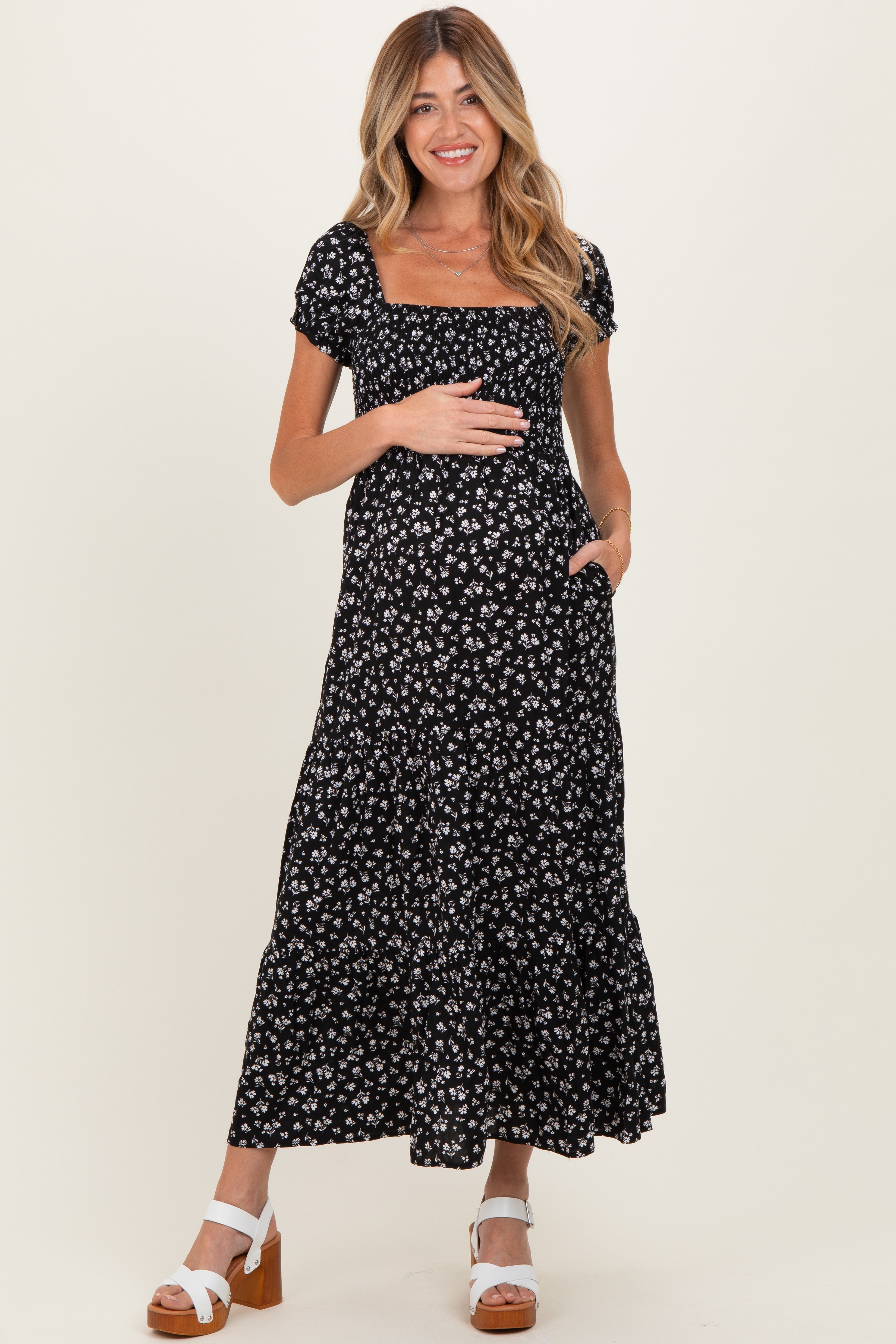 Umstands-Maxikleid in Schwarz mit Blumenprint, Smok-Oberteil und Puffärmeln