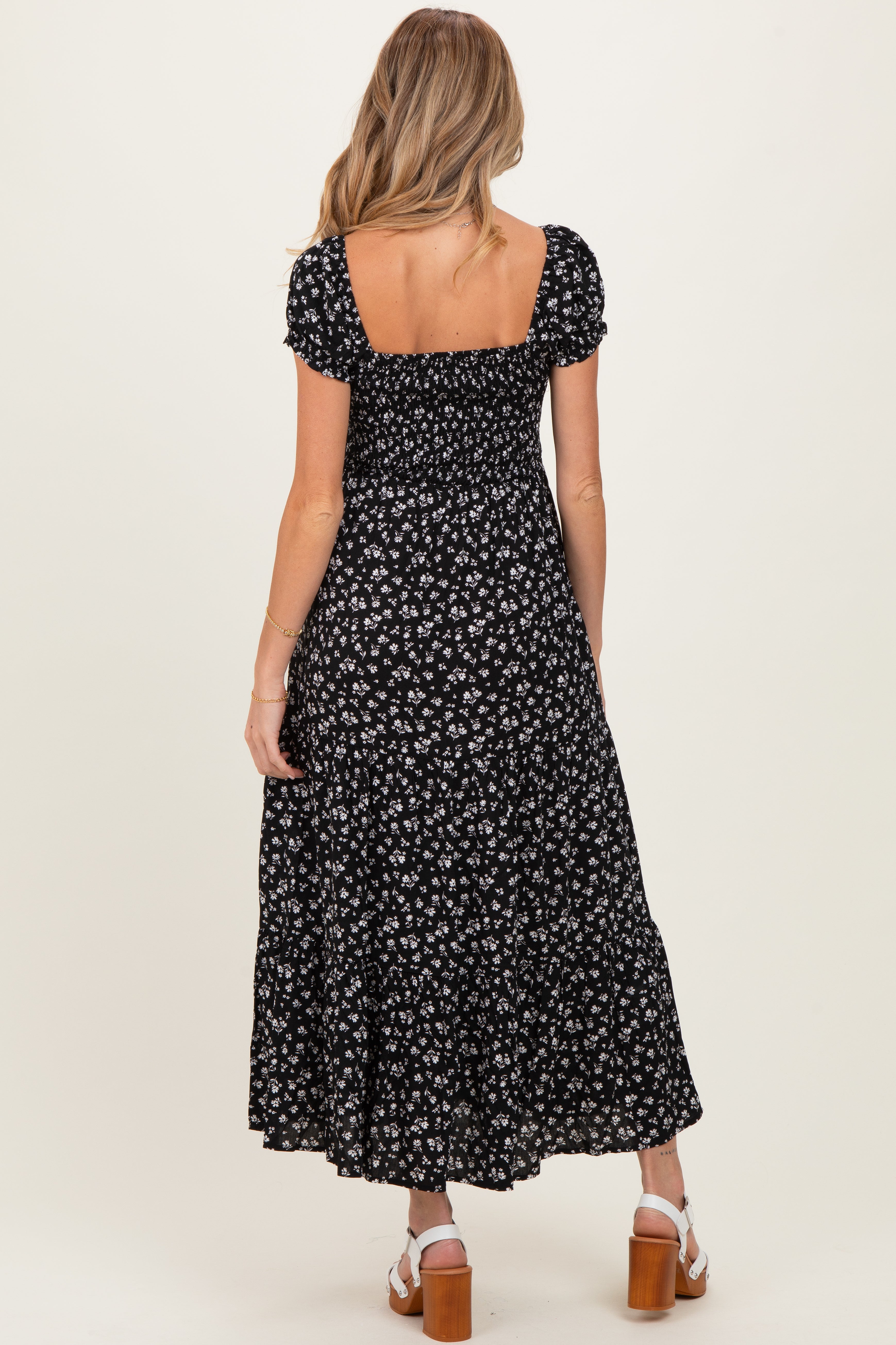 Umstands-Maxikleid in Schwarz mit Blumenprint, Smok-Oberteil und Puffärmeln