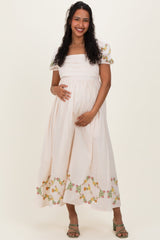 Umstands-Maxikleid mit floraler Stickerei und plissiertem Oberteil in Creme