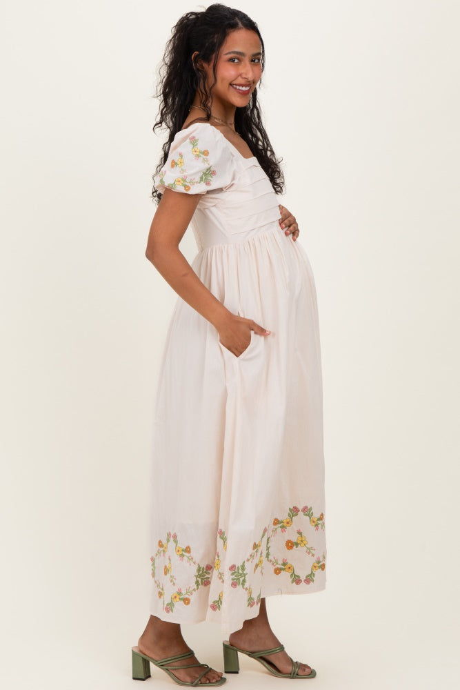 Umstands-Maxikleid mit floraler Stickerei und plissiertem Oberteil in Creme