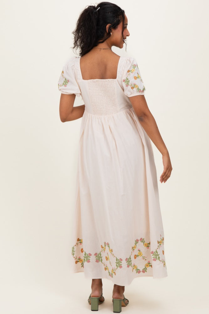 Umstands-Maxikleid mit floraler Stickerei und plissiertem Oberteil in Creme
