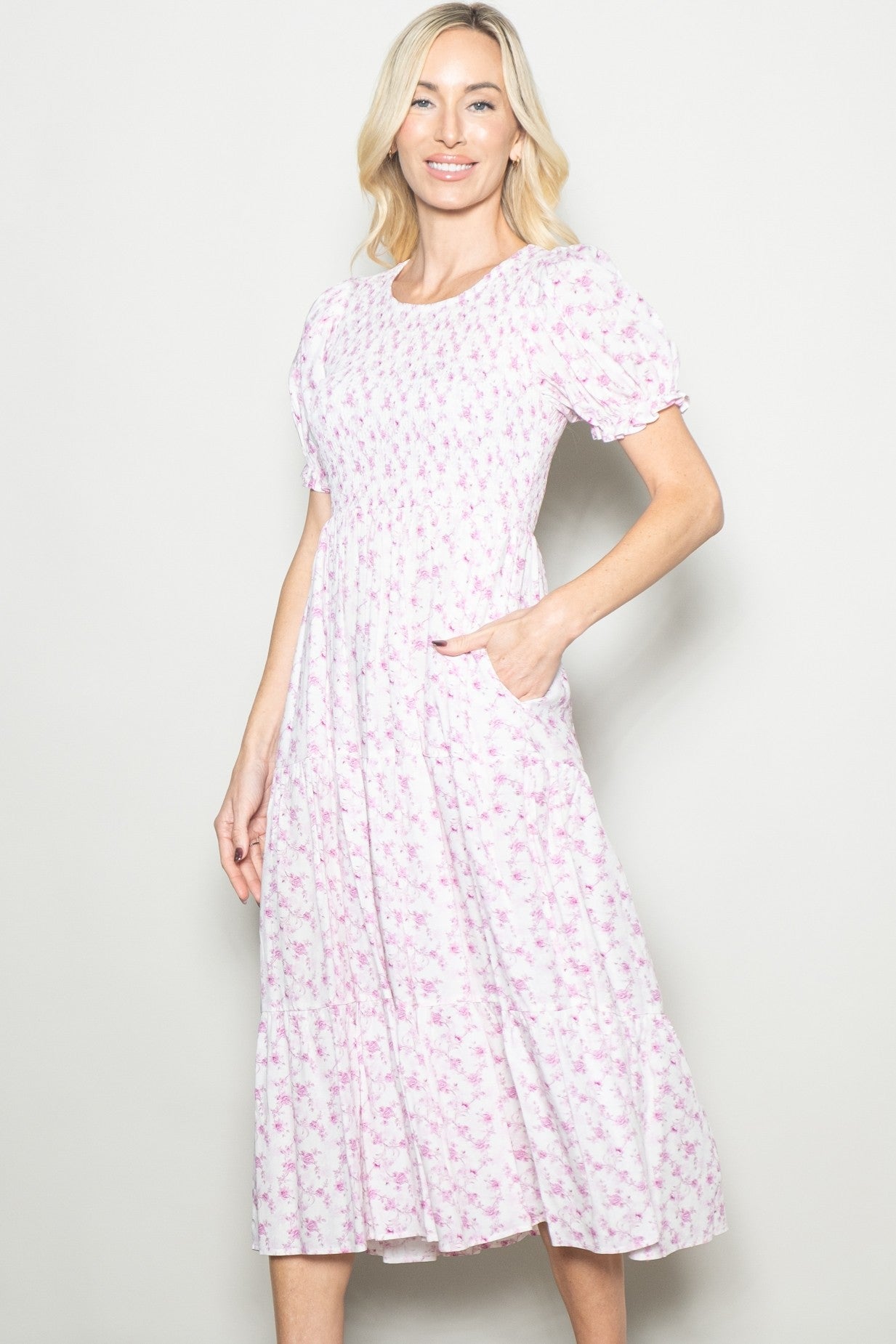 Rosa Umstands-Midikleid mit Rosenmuster, Smok-Oberteil und Puffärmeln
