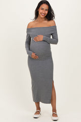 Umstands-Midikleid mit Off-Shoulder-Ausschnitt, Raffung und Seitenschlitz in Anthrazit