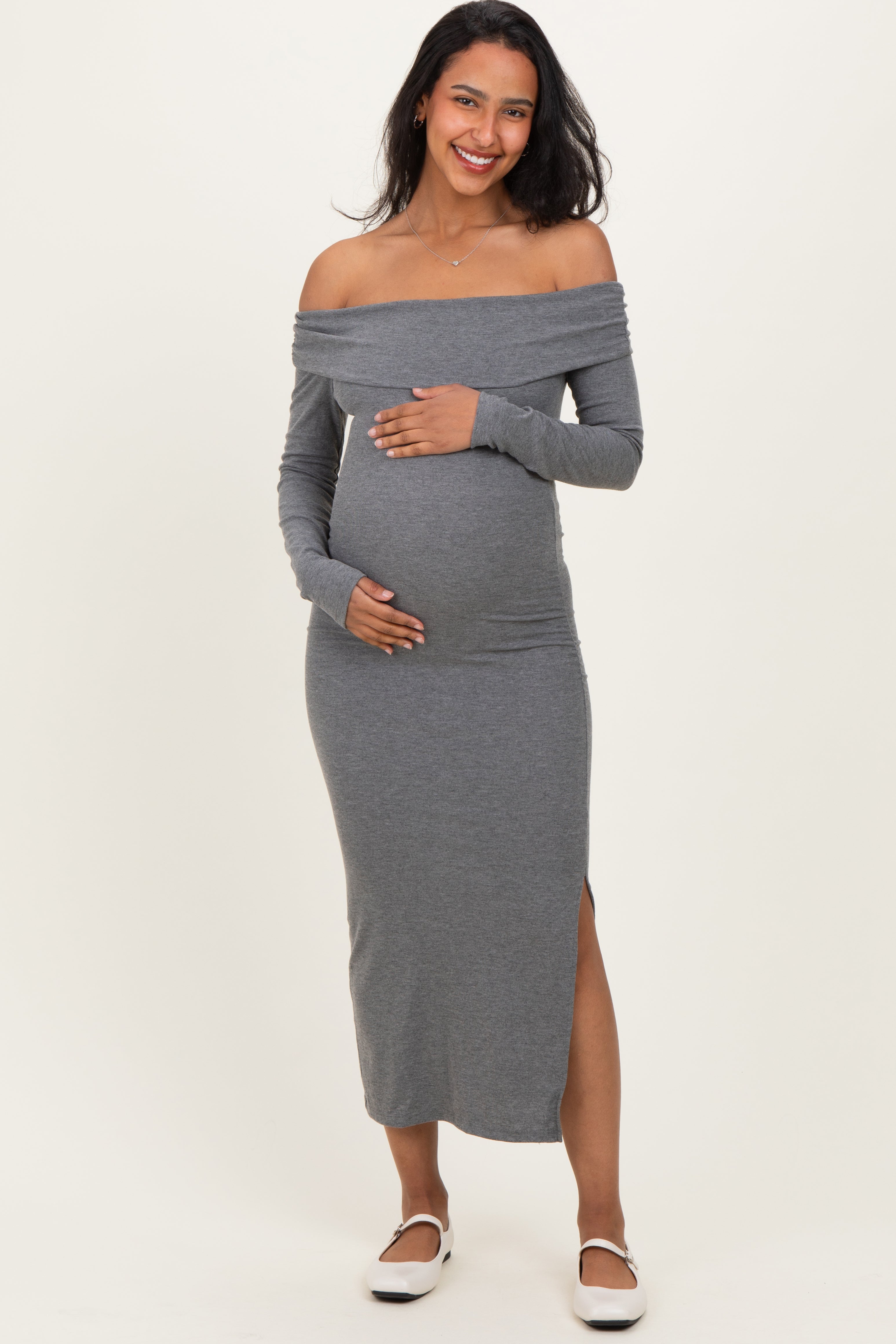 Umstands-Midikleid mit Off-Shoulder-Ausschnitt, Raffung und Seitenschlitz in Anthrazit