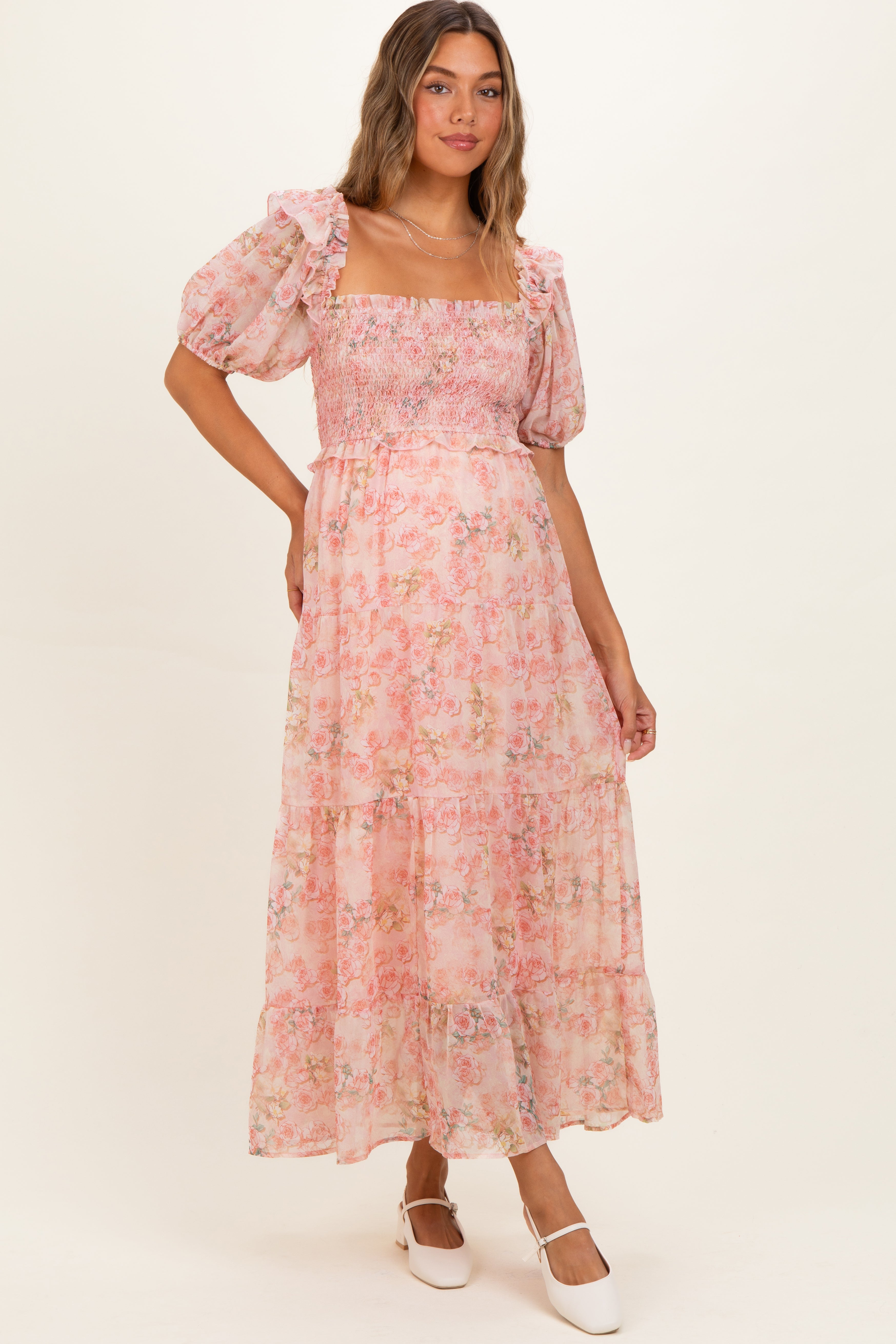 Geblümtes Umstands-Maxikleid aus Chiffon mit Smok-Detail in Rosa