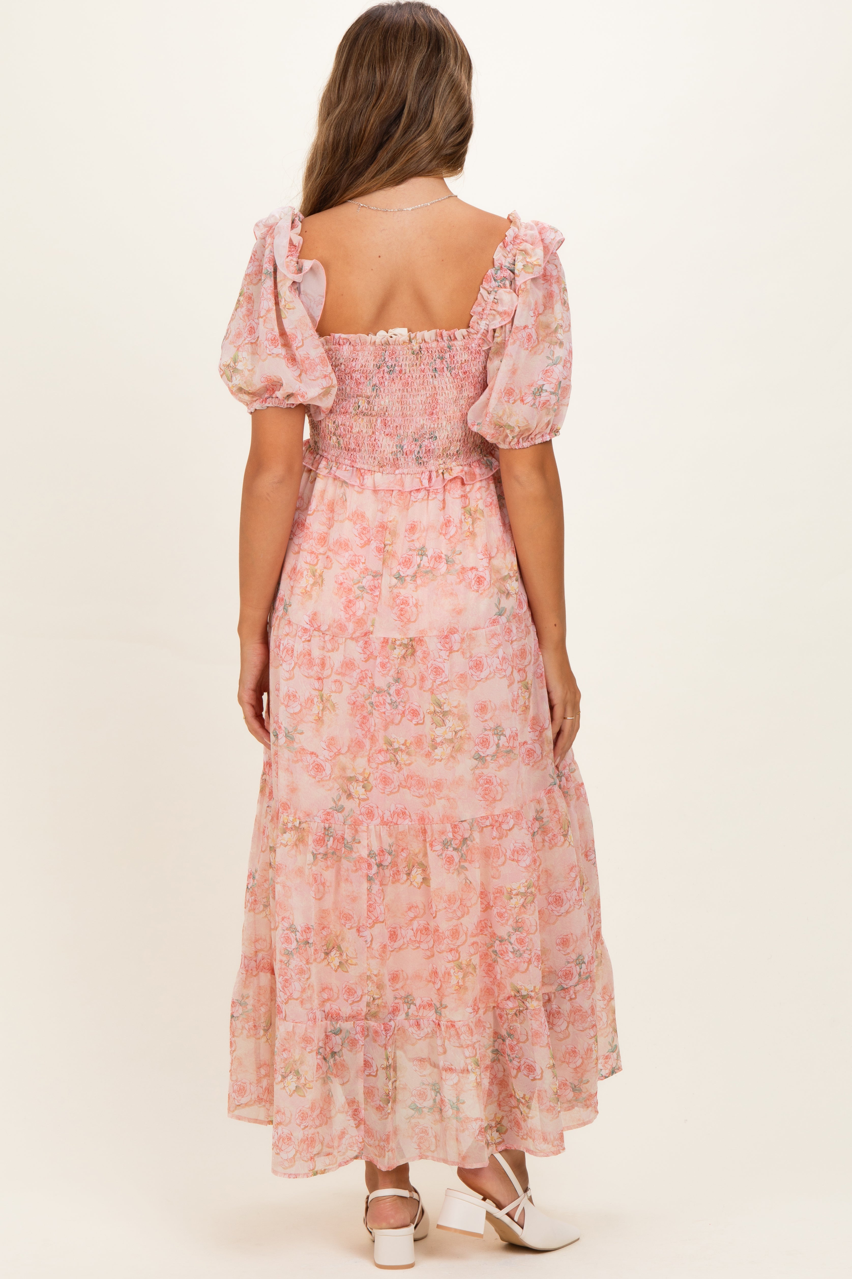 Geblümtes Umstands-Maxikleid aus Chiffon mit Smok-Detail in Rosa