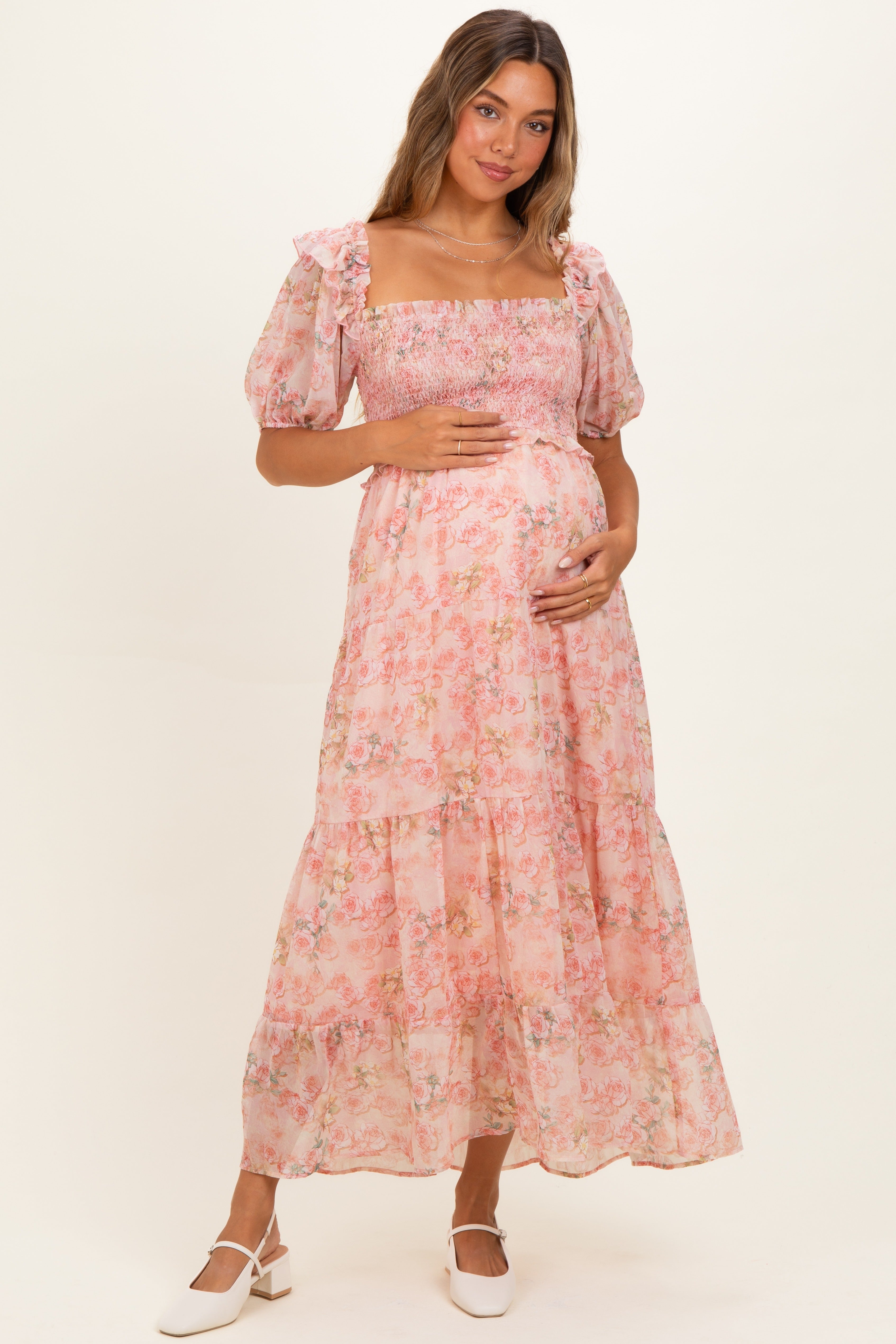 Geblümtes Umstands-Maxikleid aus Chiffon mit Smok-Detail in Rosa
