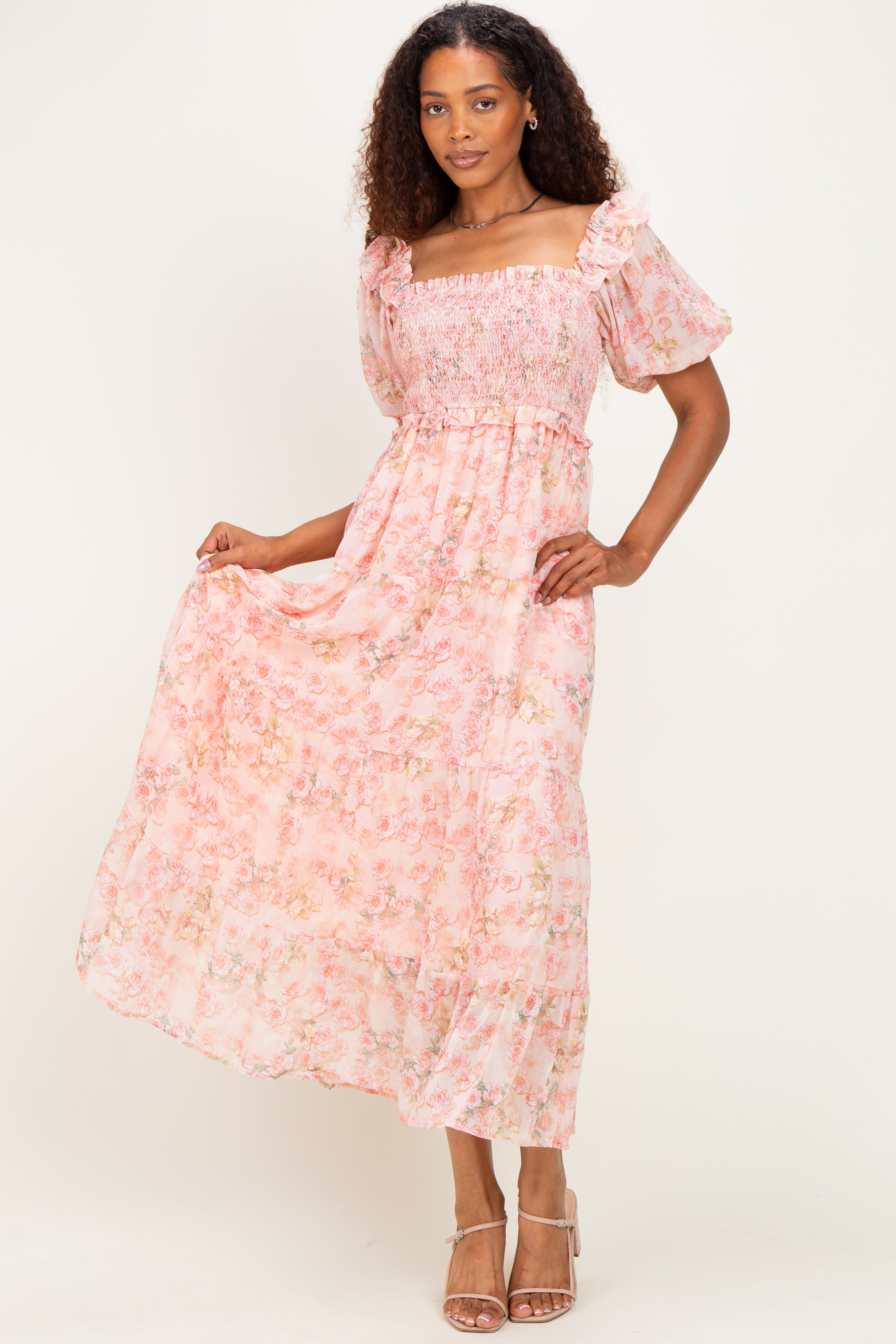 Geblümtes Umstands-Maxikleid aus Chiffon mit Smok-Detail in Rosa