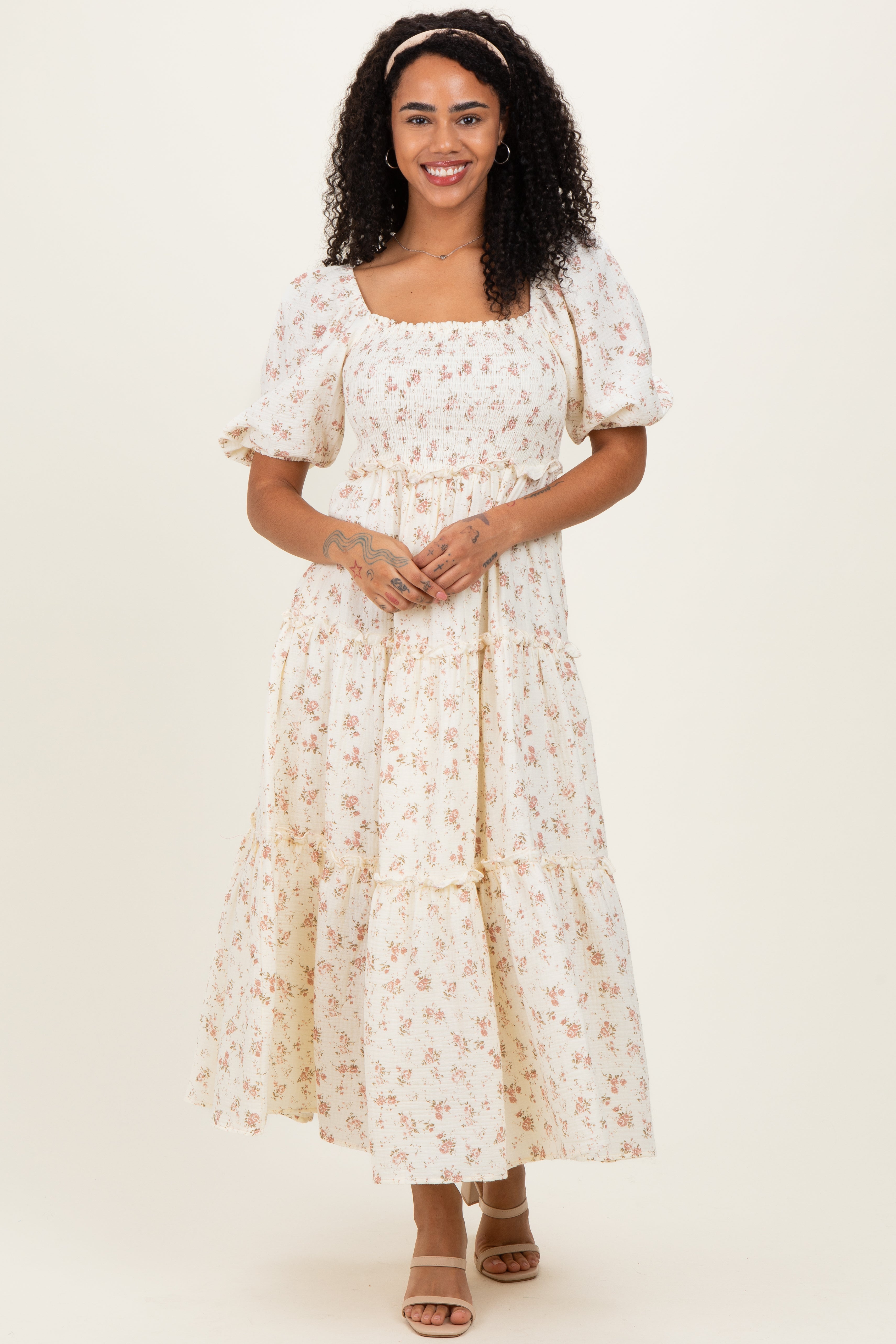 Umstands-Maxikleid mit Rosenmuster und Smok-Oberteil in Elfenbein