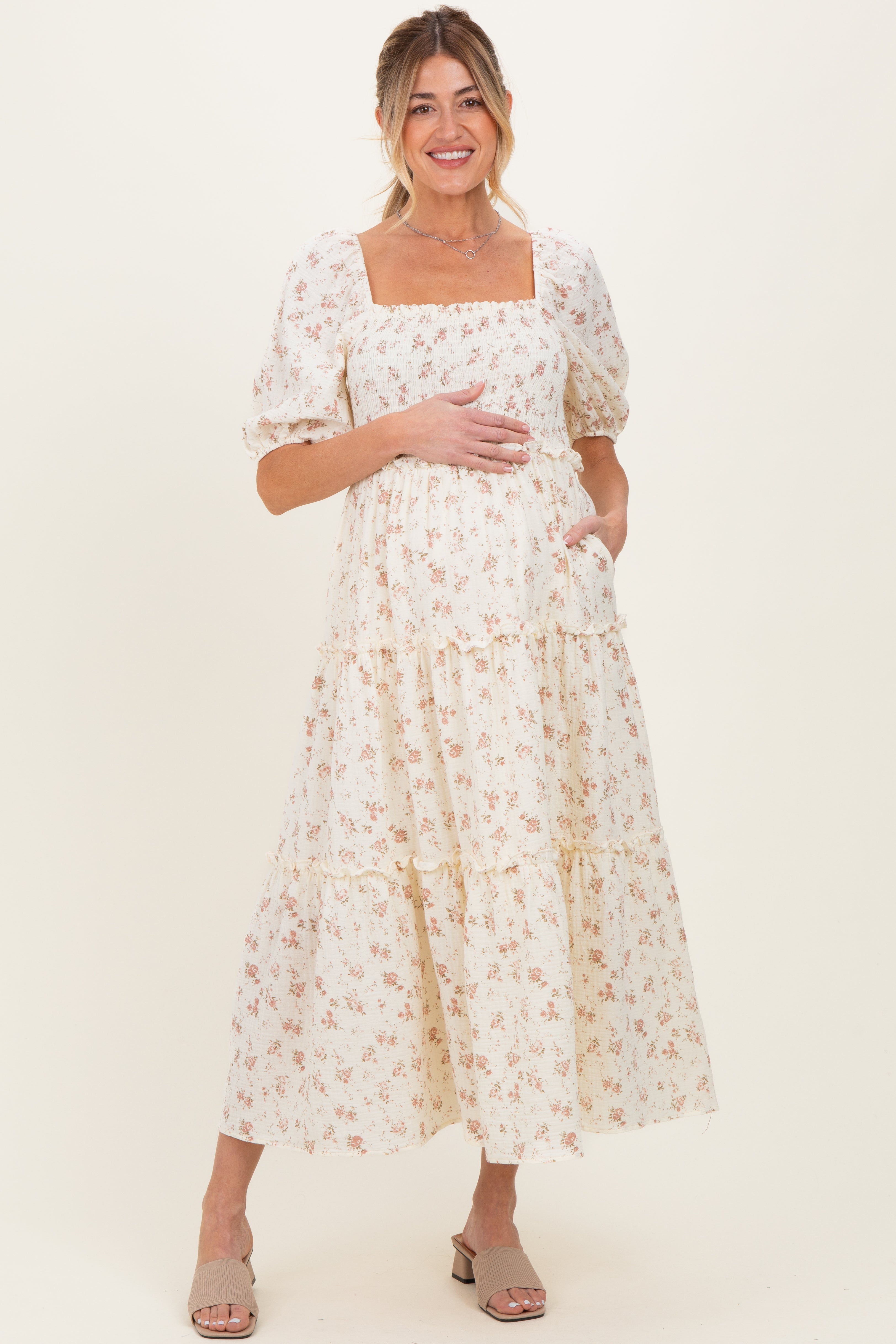 Umstands-Maxikleid mit Rosenmuster und Smok-Oberteil in Elfenbein