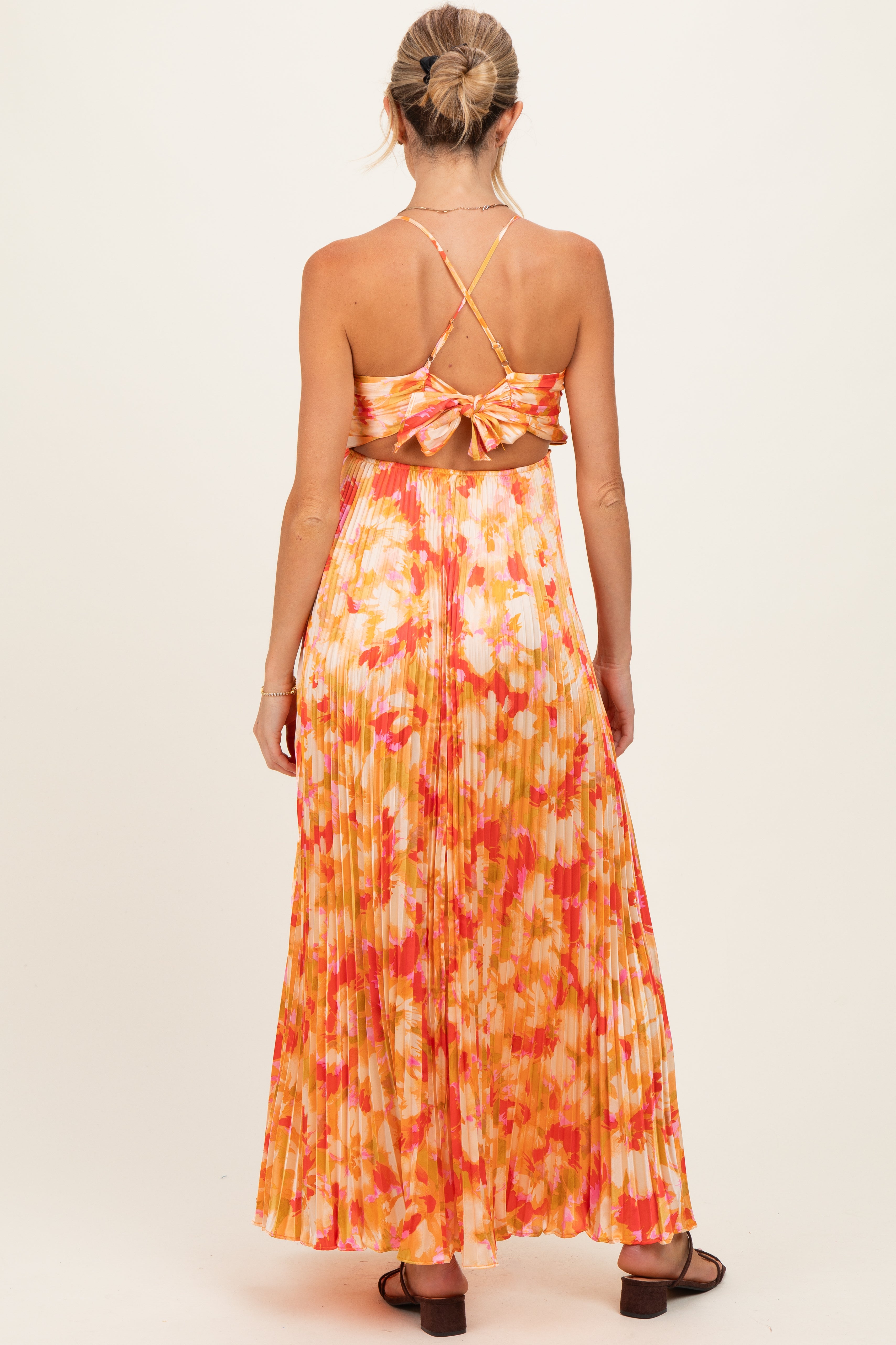 Ärmelloses Umstands-Maxikleid mit Blumenmuster und Plissee