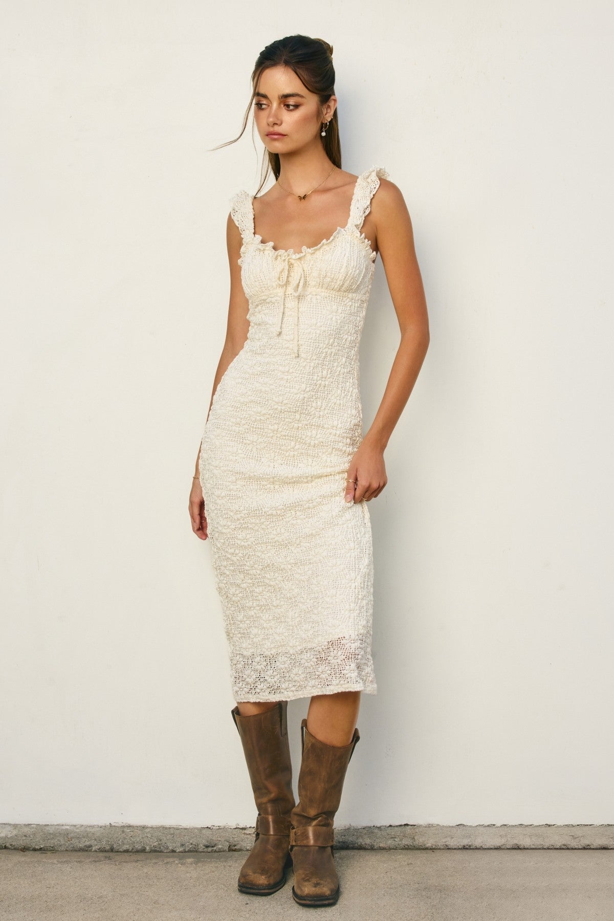 Ärmelloses Umstands-Midikleid mit Spitze und Rüschendetails in Creme
