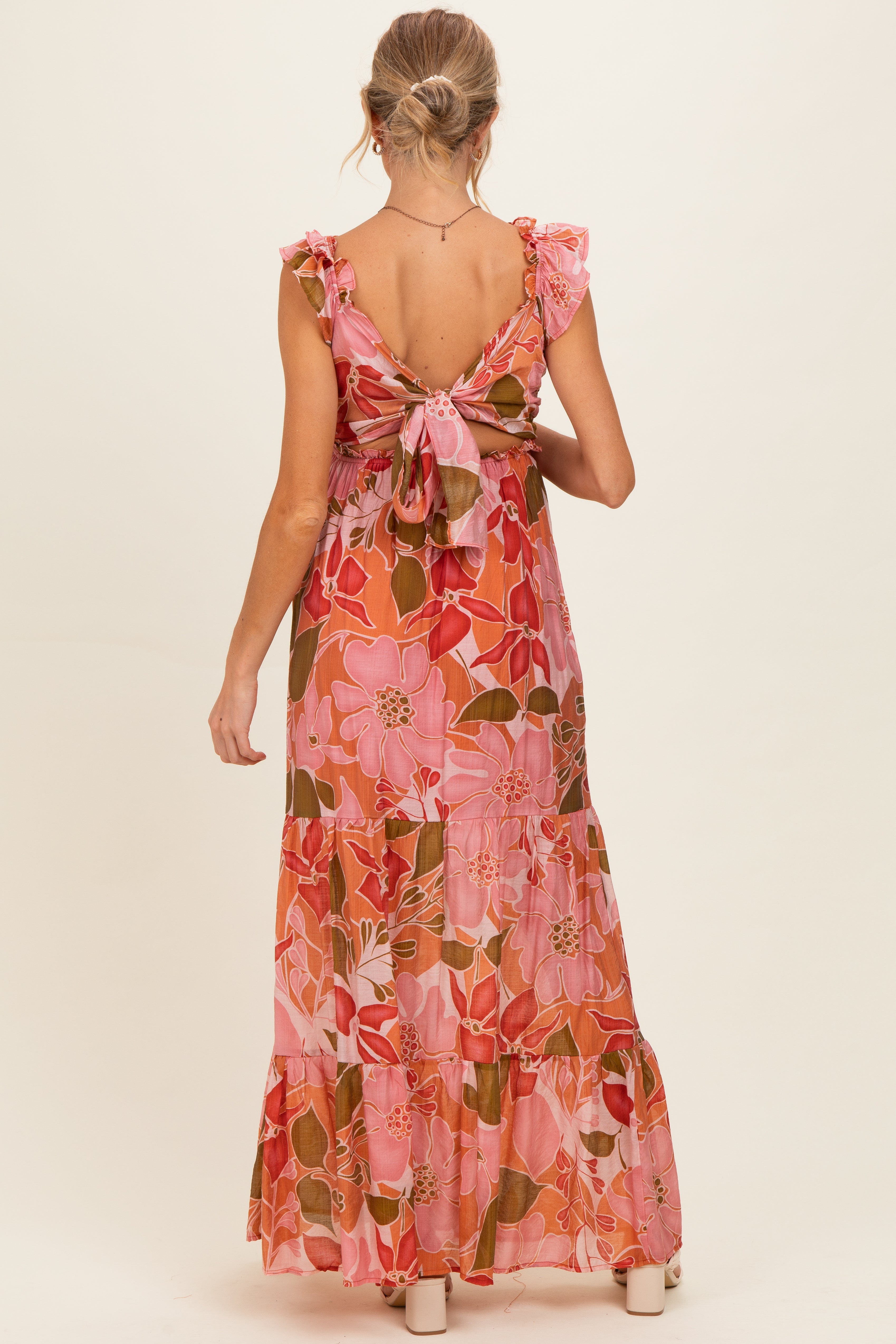 Geblümtes Umstands-Maxikleid mit V-Ausschnitt und Stufenrock in Rosa