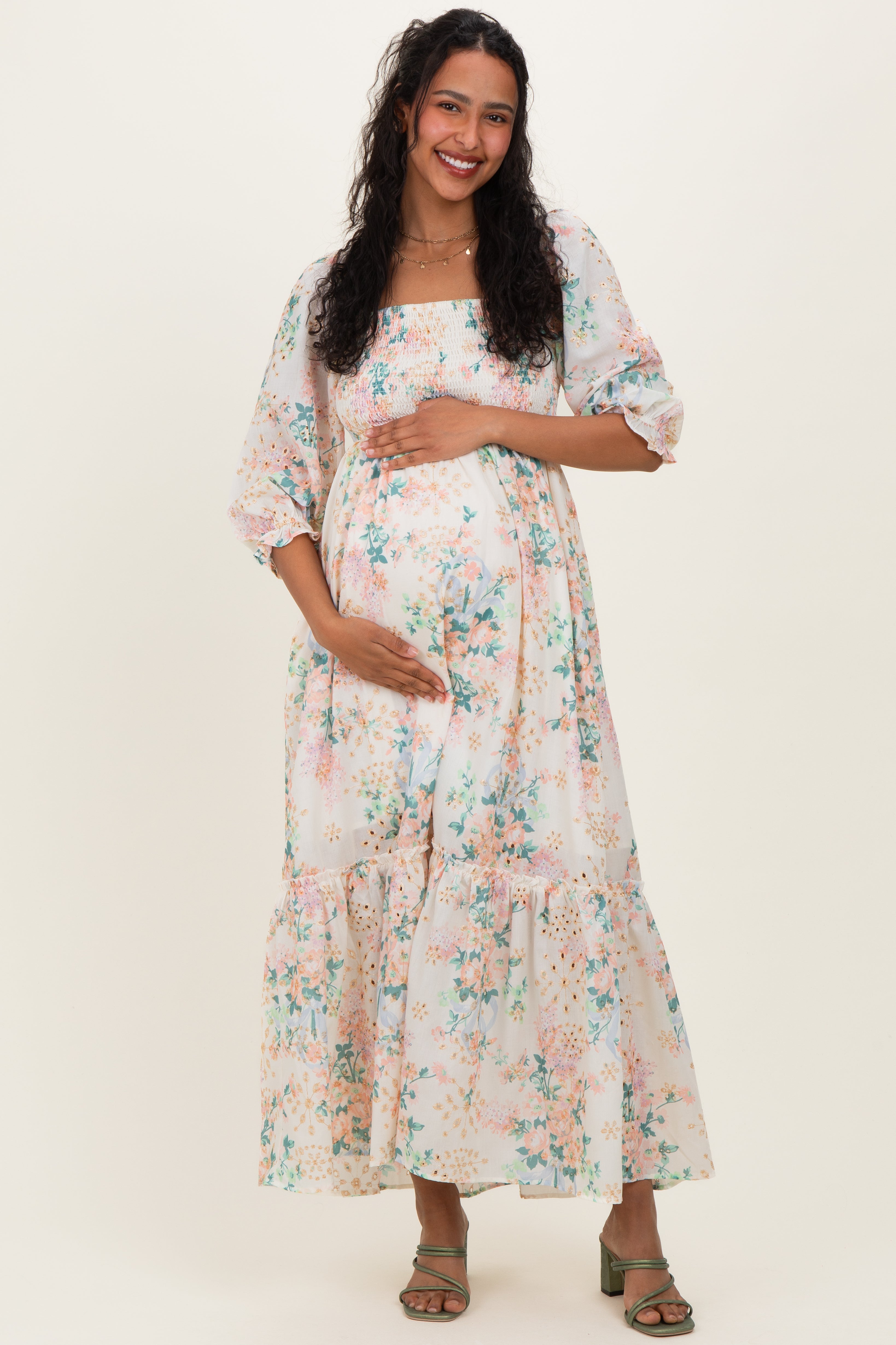 Umstandsmaxikleid in Elfenbein mit Blumenmuster, Smok-Detail und 3/4-Ärmeln