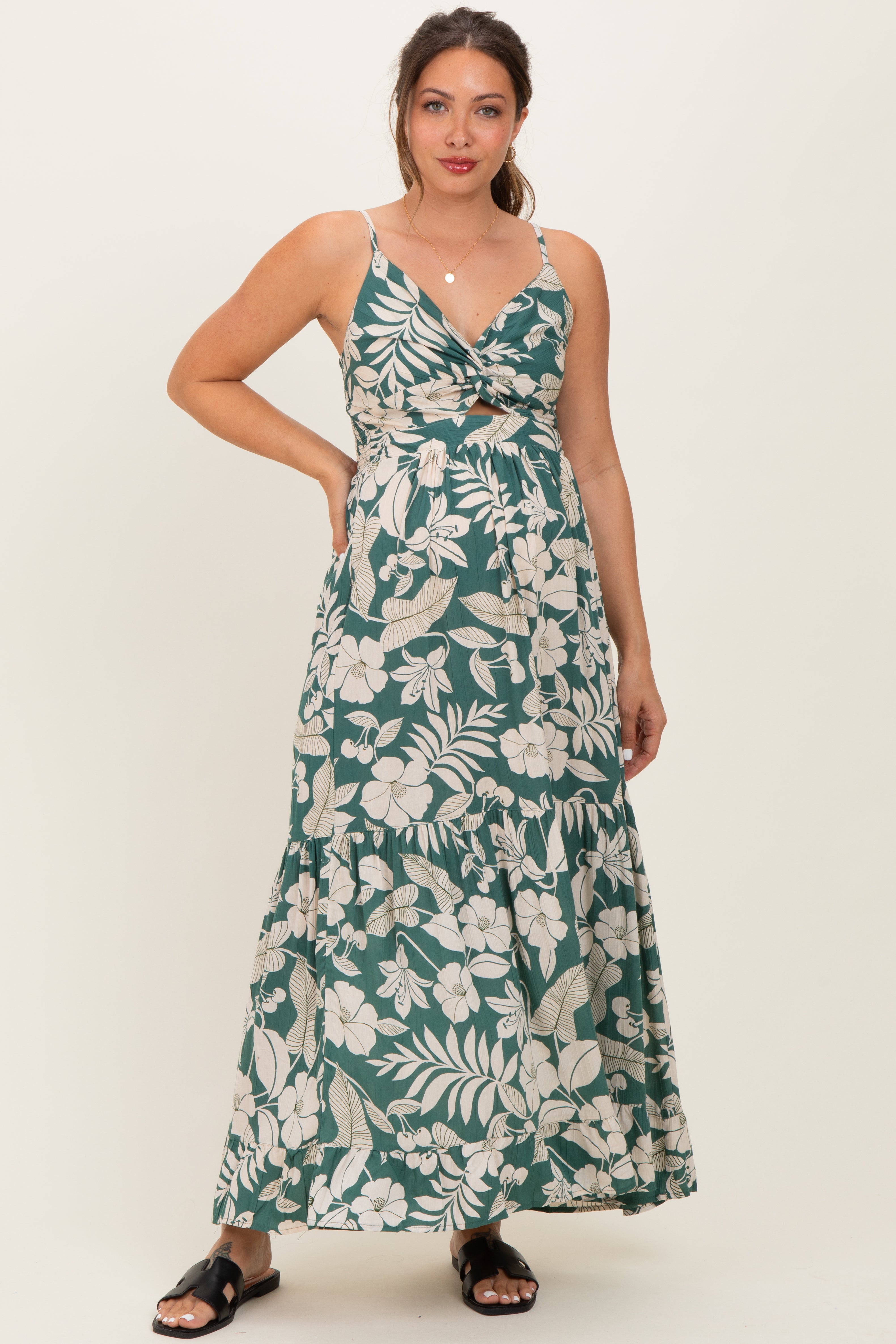Salbeigrünes Umstands-Maxikleid mit V-Ausschnitt, Twist-Detail und Cut-out