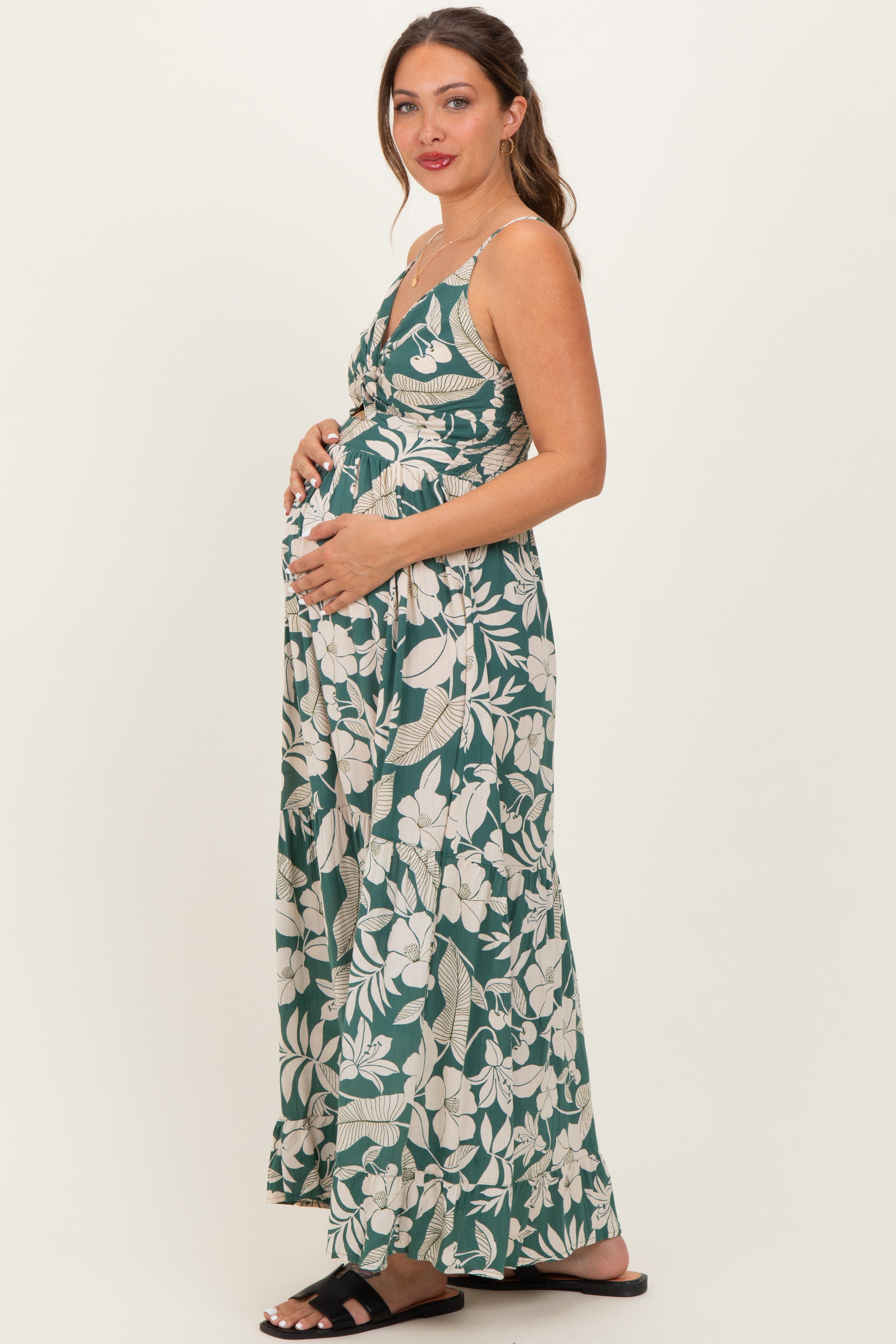Salbeigrünes Umstands-Maxikleid mit V-Ausschnitt, Twist-Detail und Cut-out