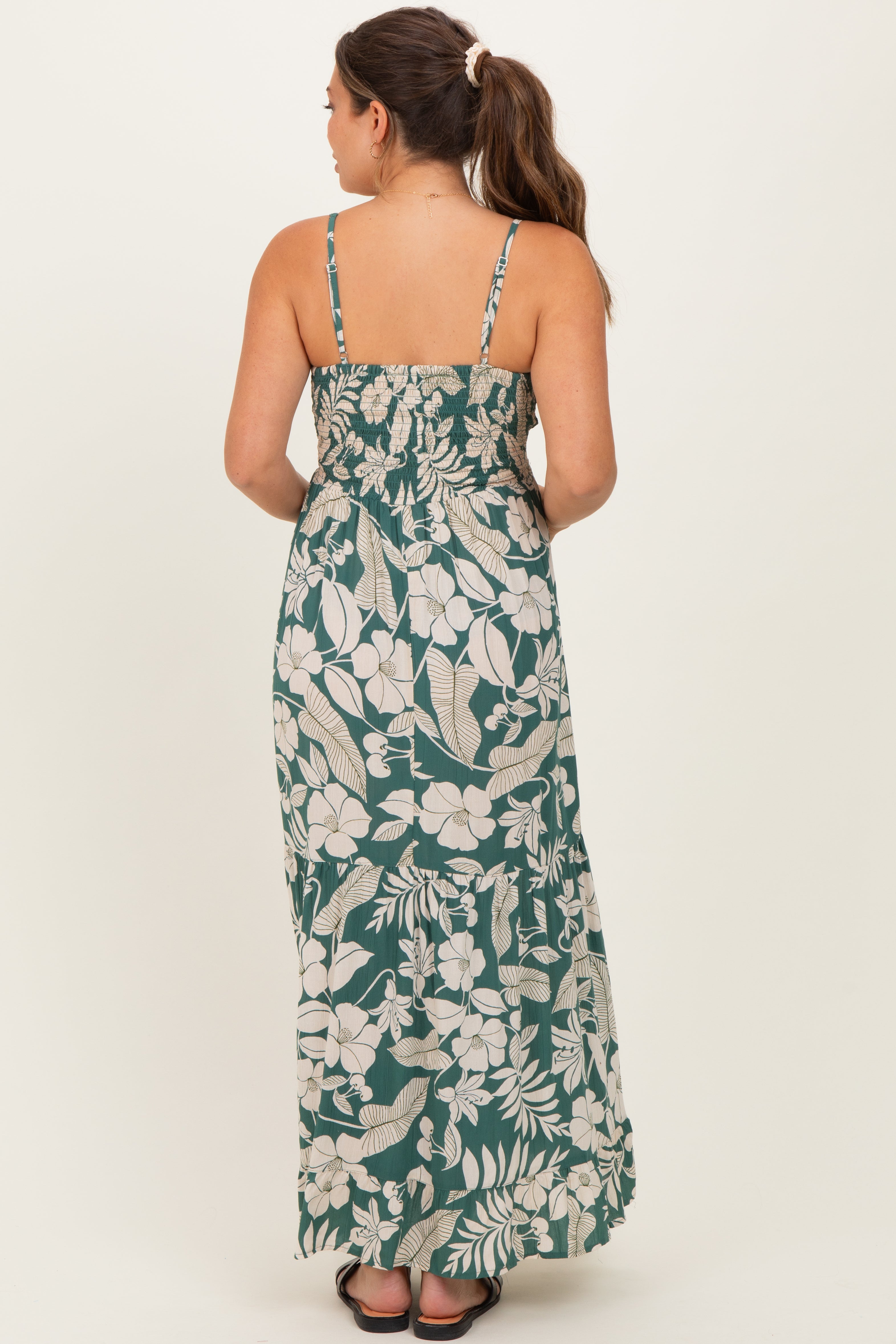 Salbeigrünes Umstands-Maxikleid mit V-Ausschnitt, Twist-Detail und Cut-out
