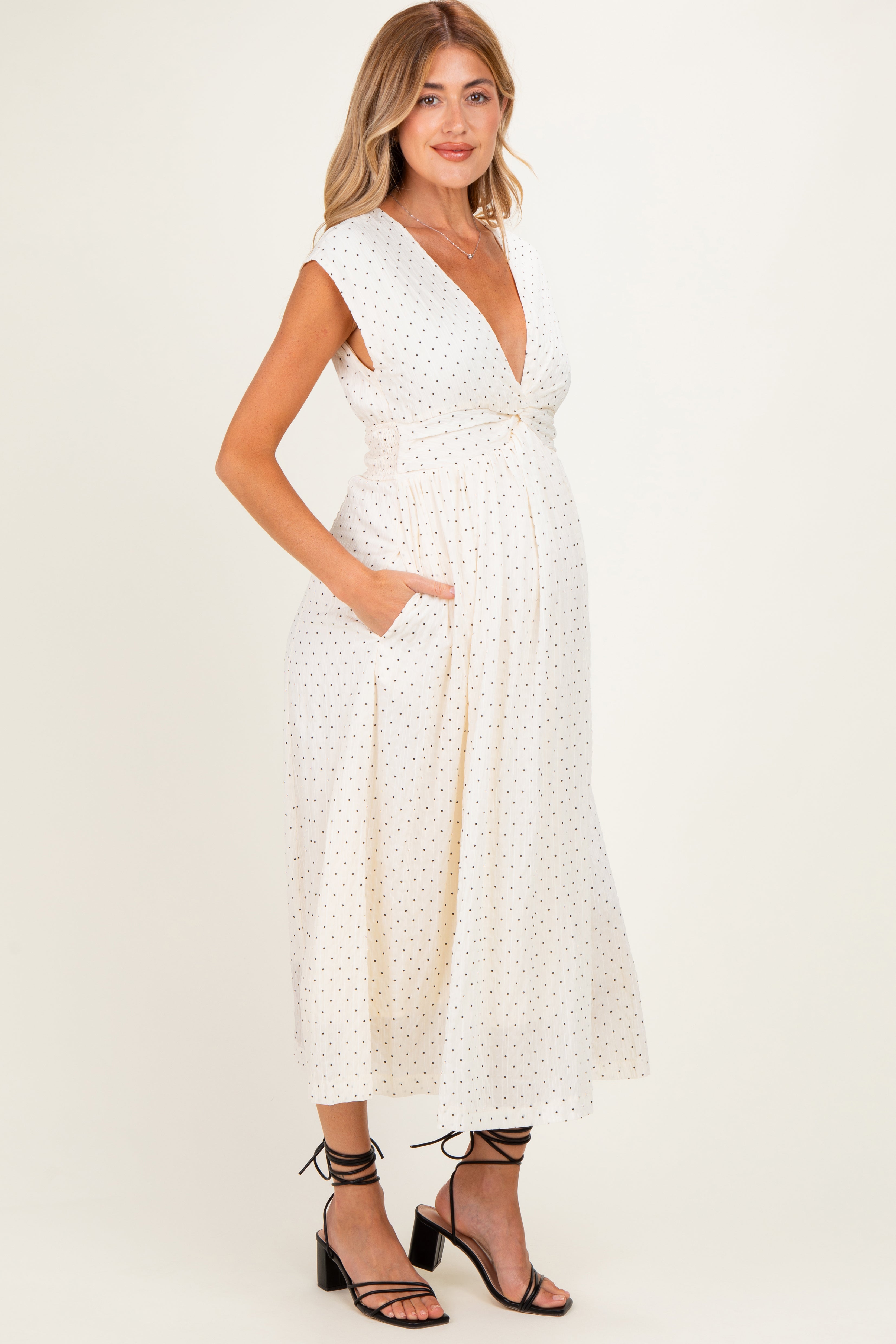 Umstands-Maxikleid mit Tupfenmuster, Twist-Detail und V-Ausschnitt in Creme