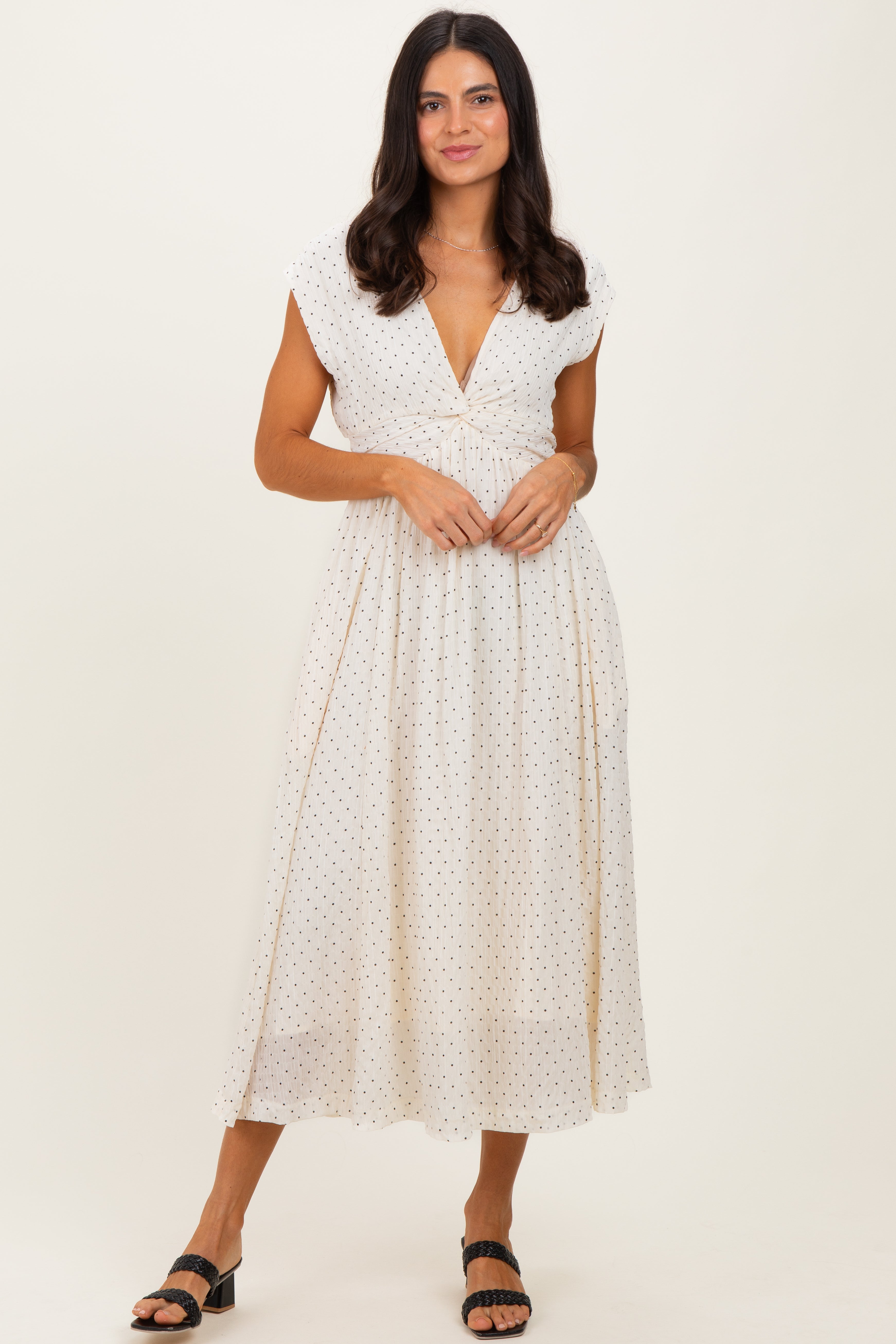 Umstands-Maxikleid mit Tupfenmuster, Twist-Detail und V-Ausschnitt in Creme