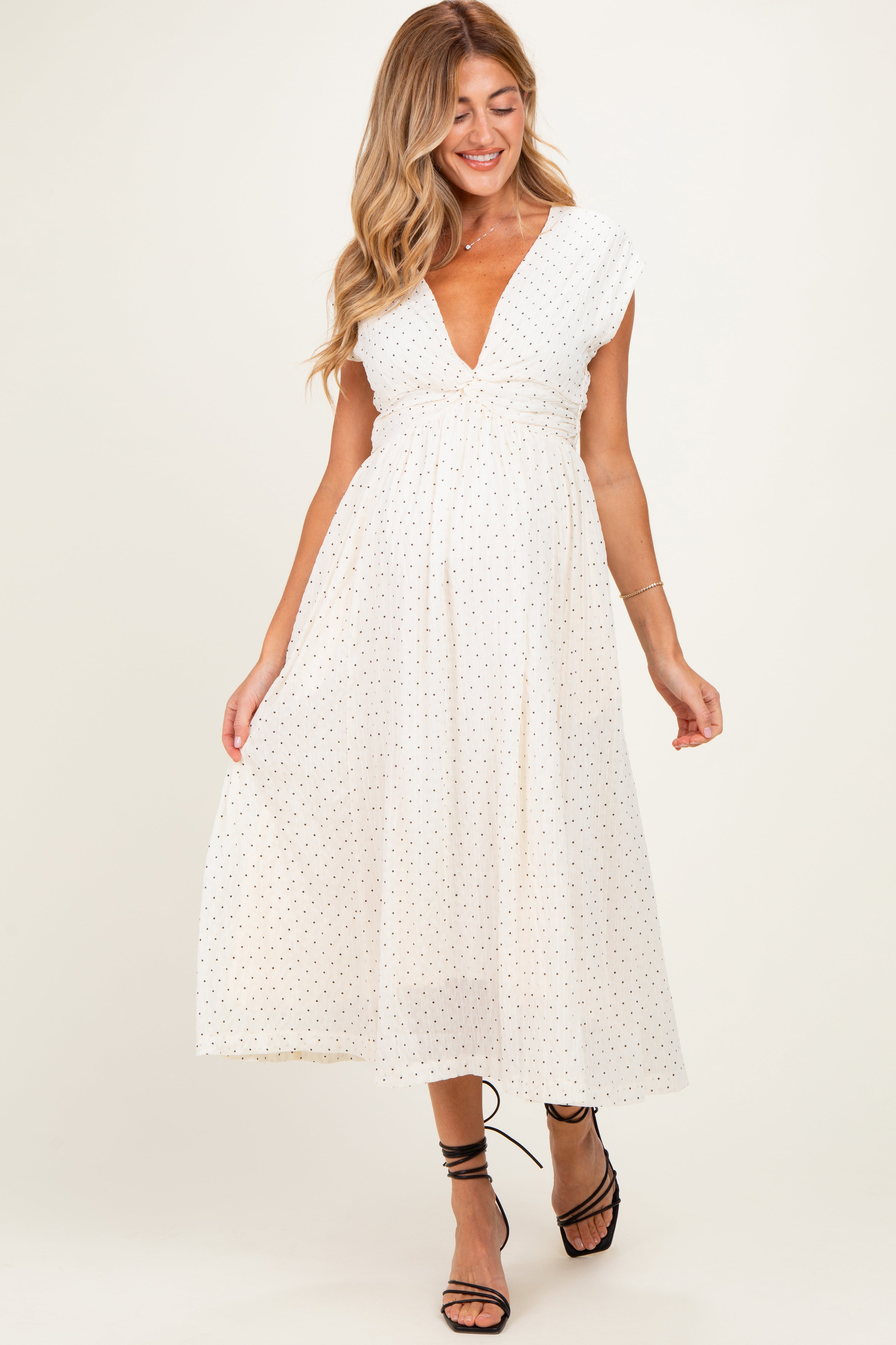 Umstands-Maxikleid mit Tupfenmuster, Twist-Detail und V-Ausschnitt in Creme