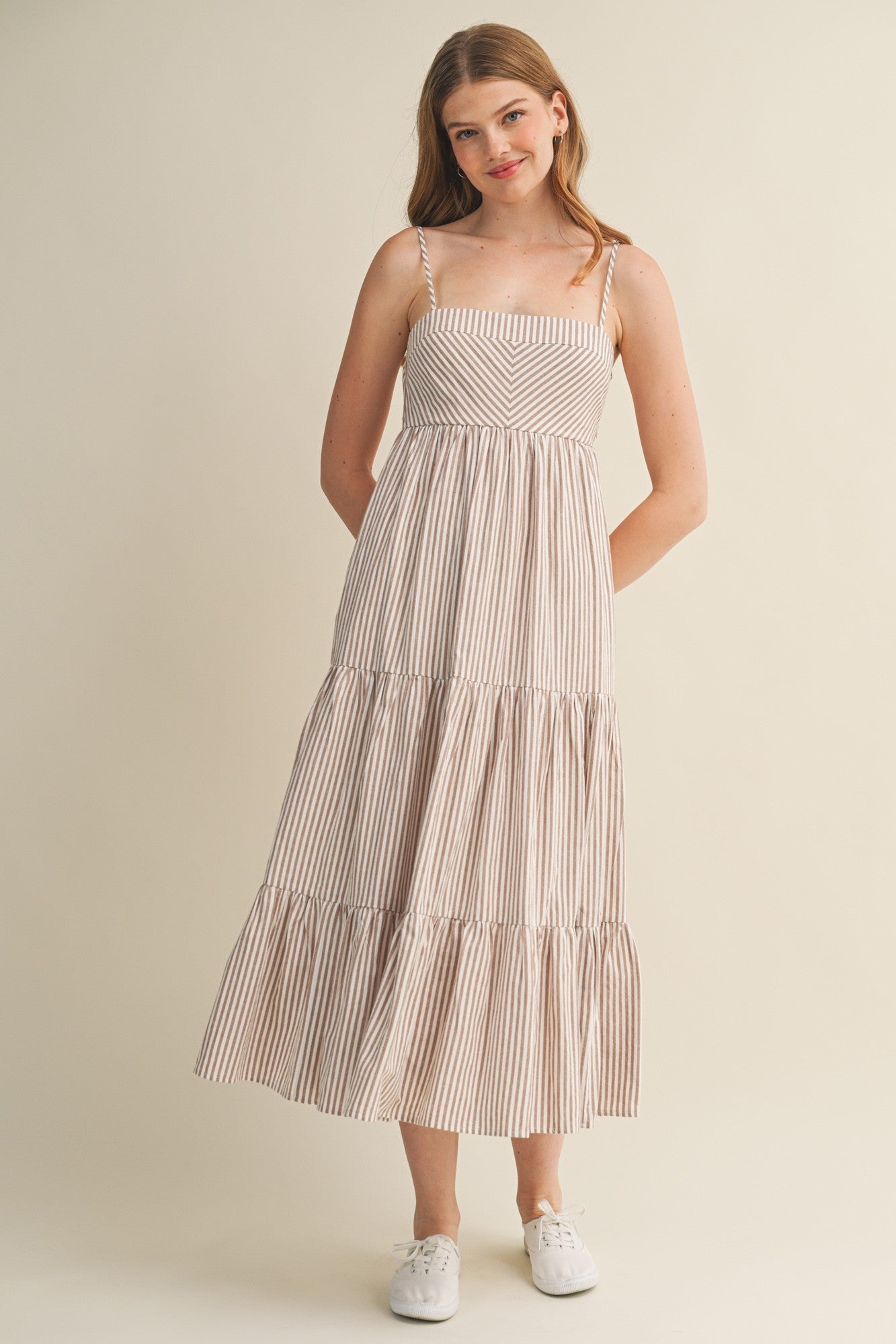 Umstandskleid mit diagonalem Streifenmuster und Stufenfront in Hellem Taupe