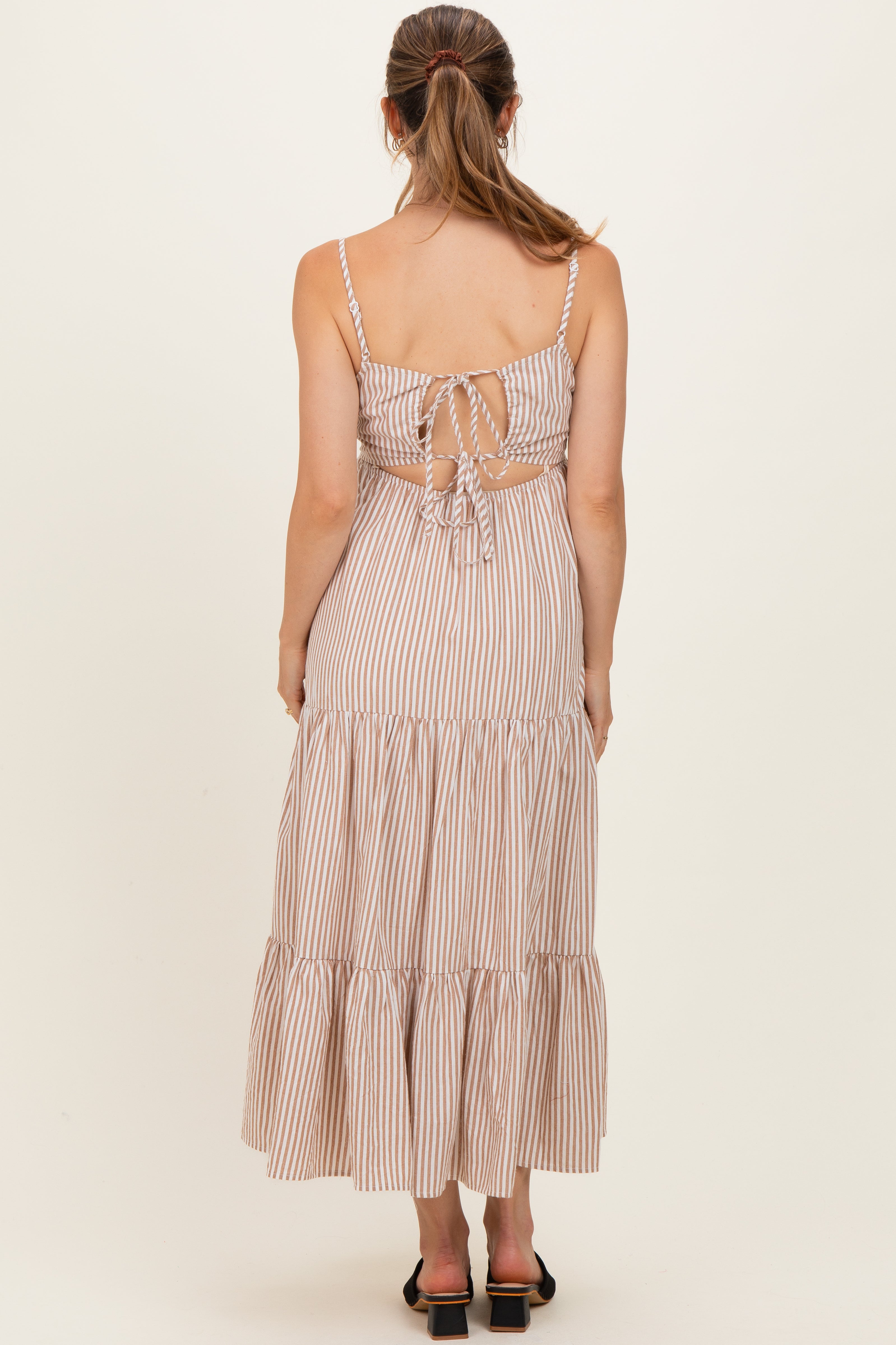 Umstandskleid mit diagonalem Streifenmuster und Stufenfront in Hellem Taupe