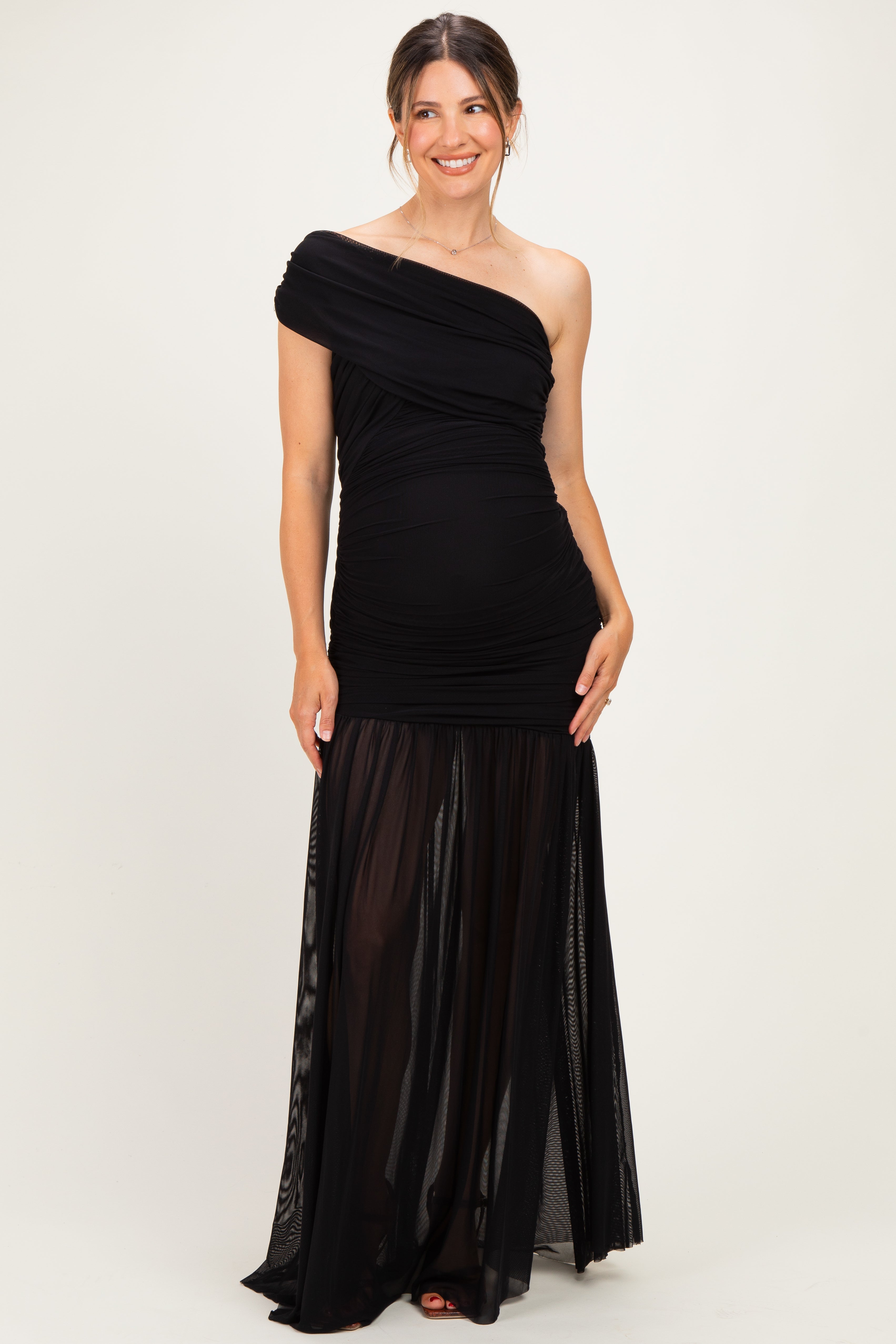 Umstandsmaxikleid aus Mesh mit One-Shoulder-Design und Raffung