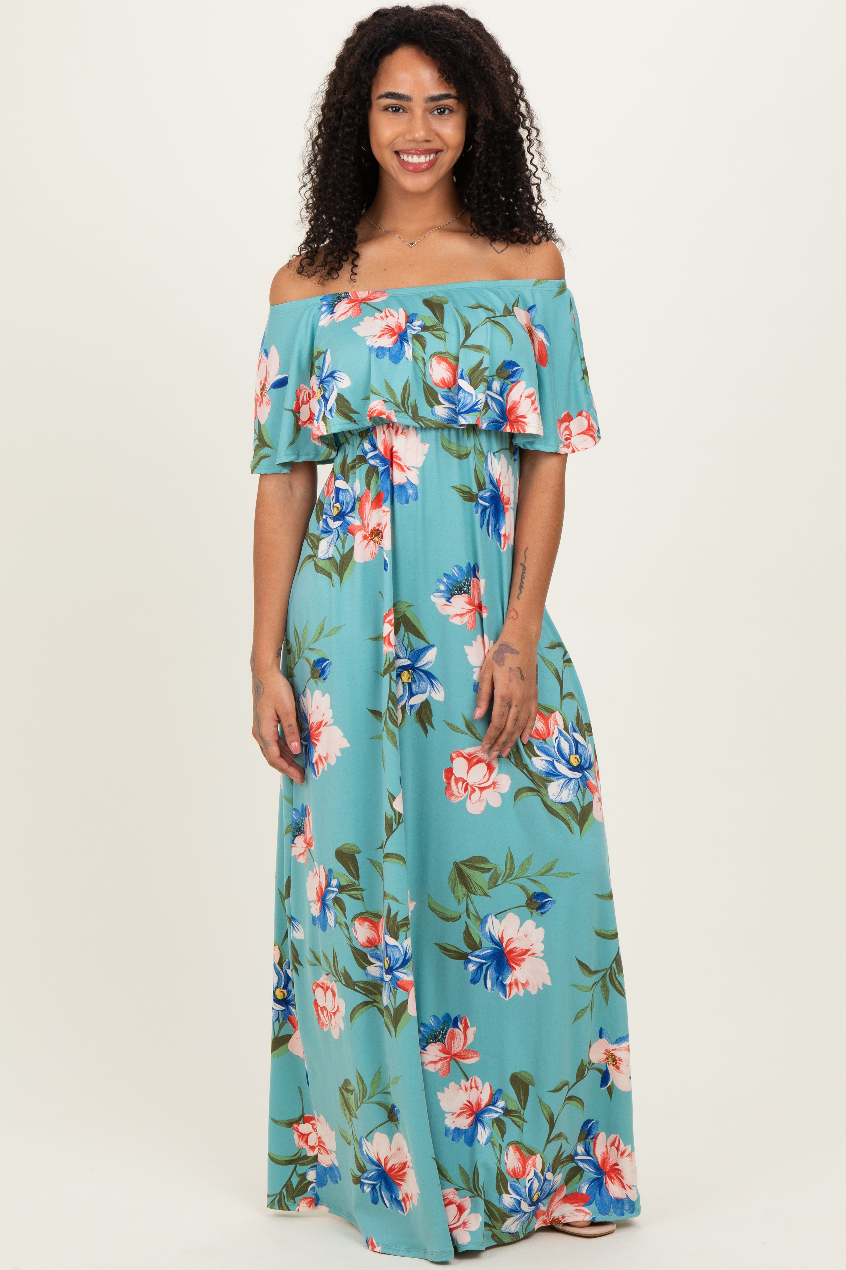 Schulterfreies Umstands-Maxikleid mit Blumenmuster und Rüschen in Hellblau