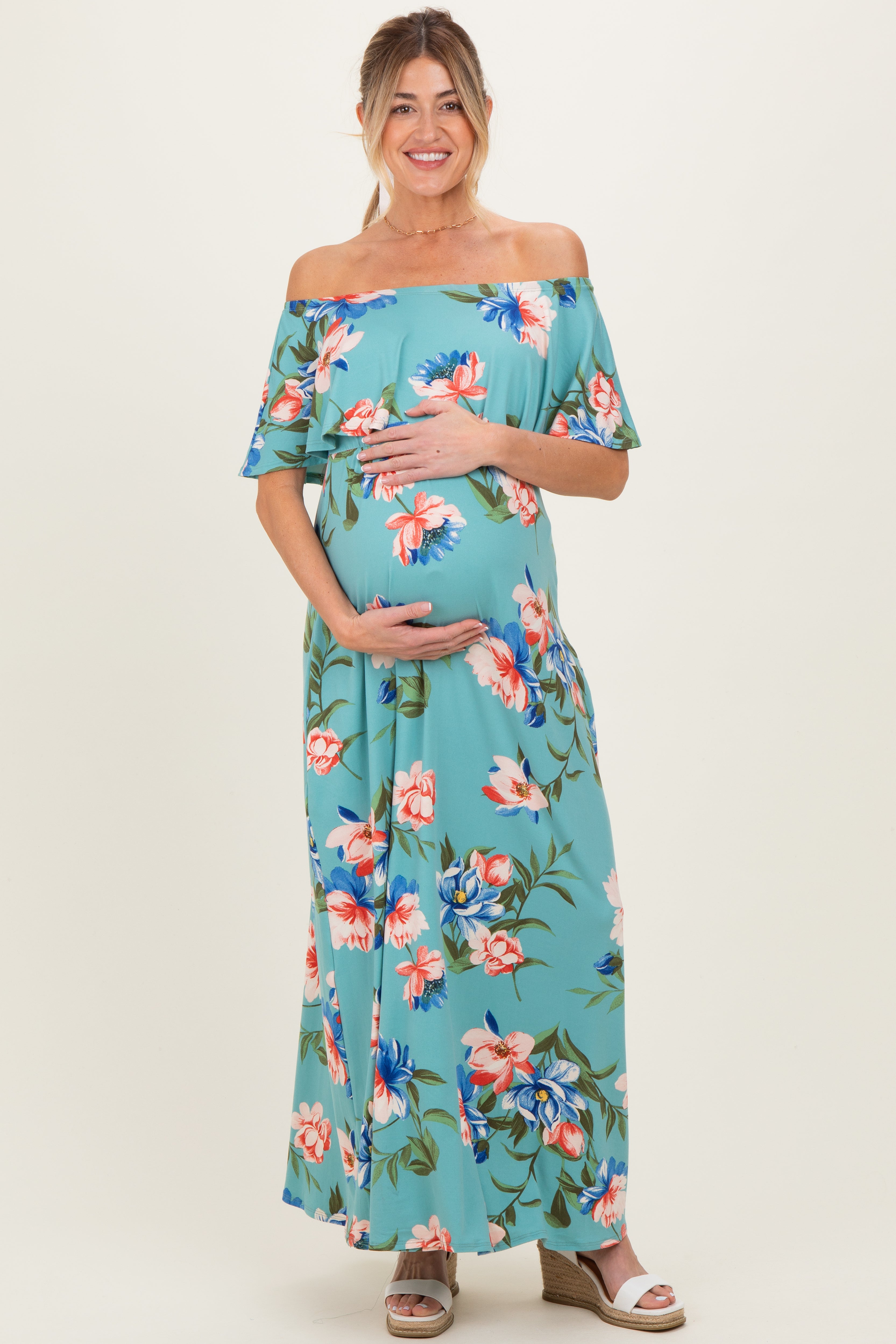 Schulterfreies Umstands-Maxikleid mit Blumenmuster und Rüschen in Hellblau