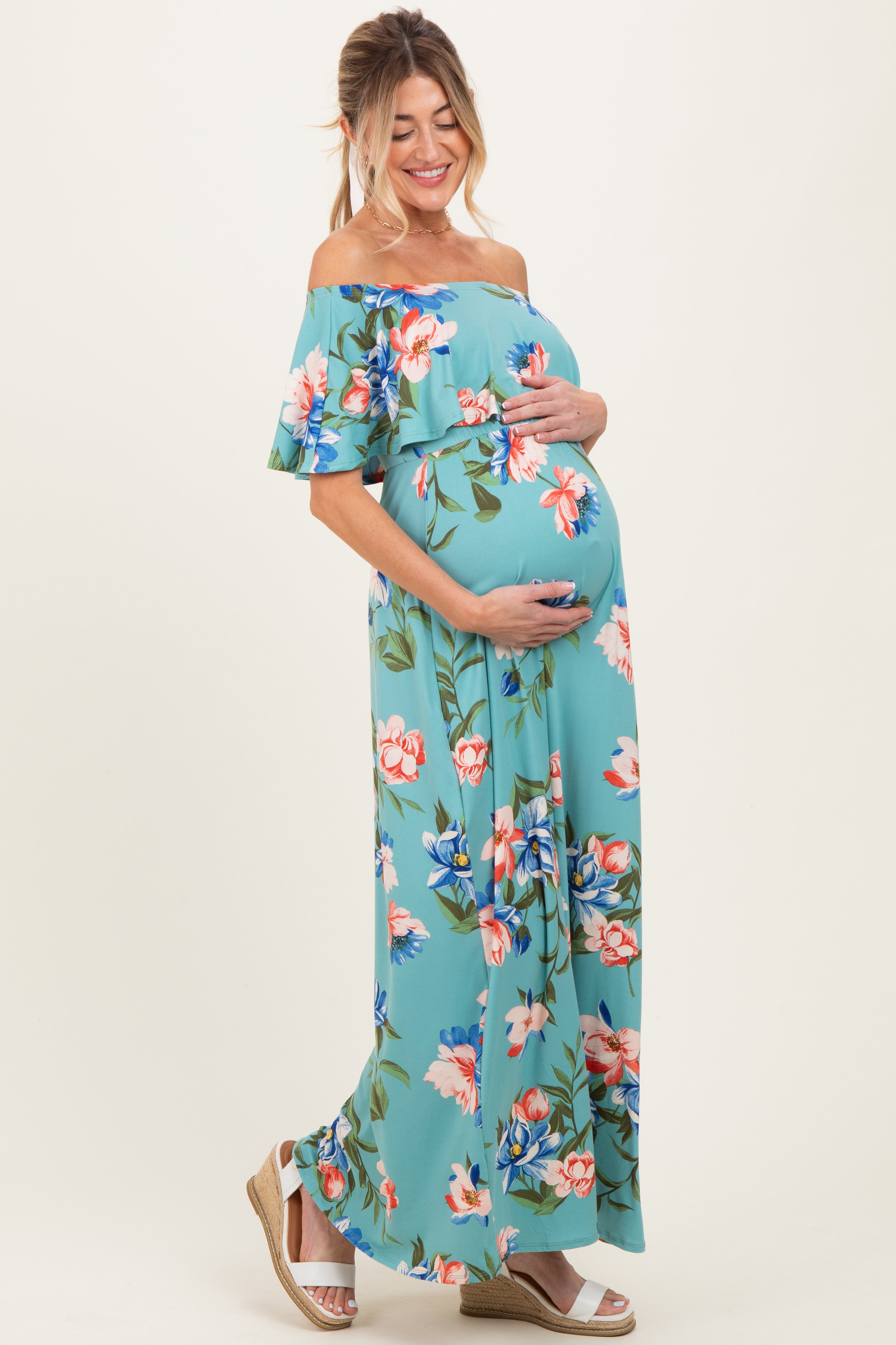Schulterfreies Umstands-Maxikleid mit Blumenmuster und Rüschen in Hellblau