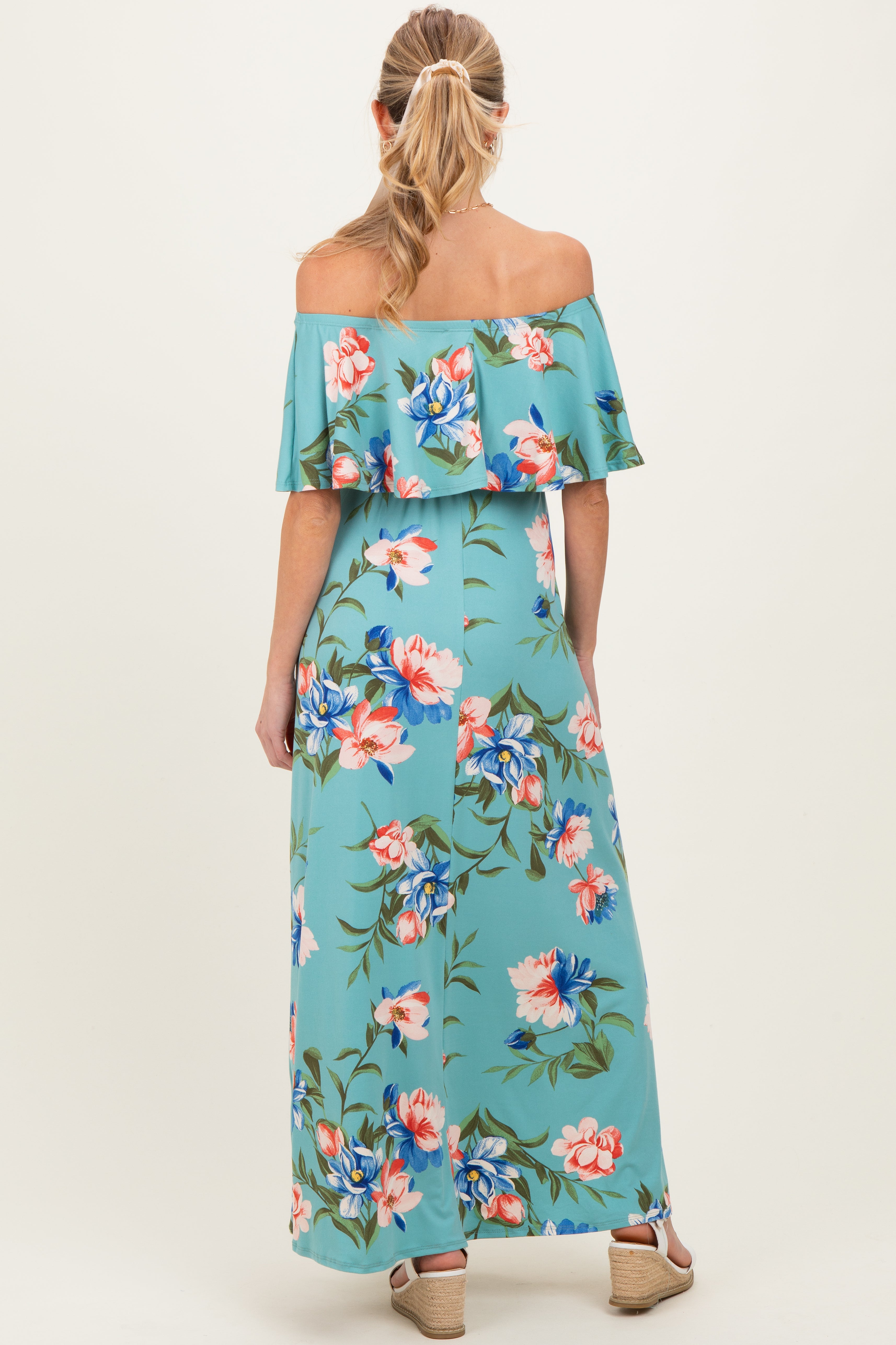 Schulterfreies Umstands-Maxikleid mit Blumenmuster und Rüschen in Hellblau