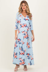 Umstands-Wickel-Maxikleid mit Blumenmuster in Himmelblau