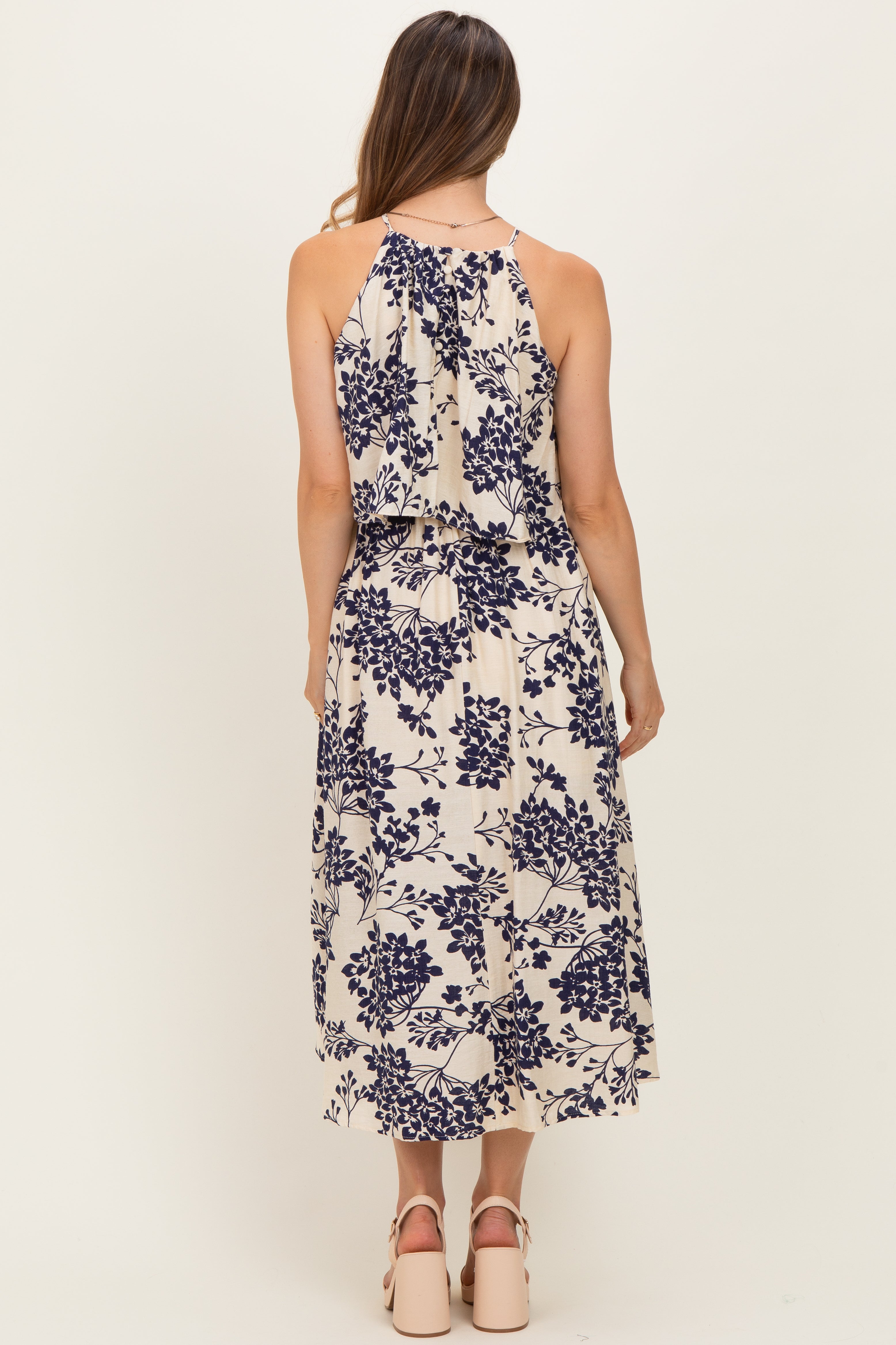 Florales Umstands-Midikleid mit Neckholder und Volant in Marineblau