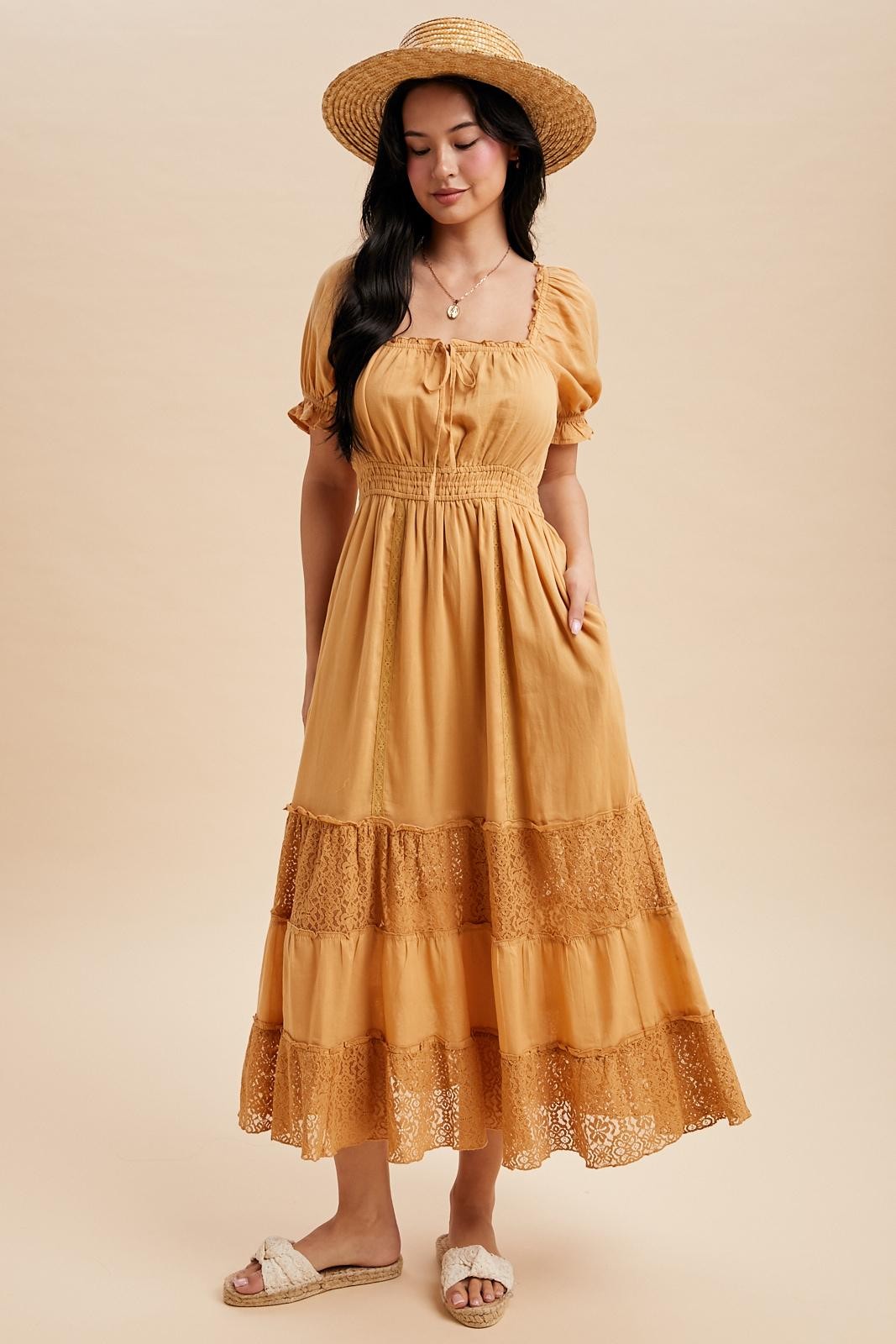 Umstands-Maxikleid mit Spitzeneinsätzen in Gold