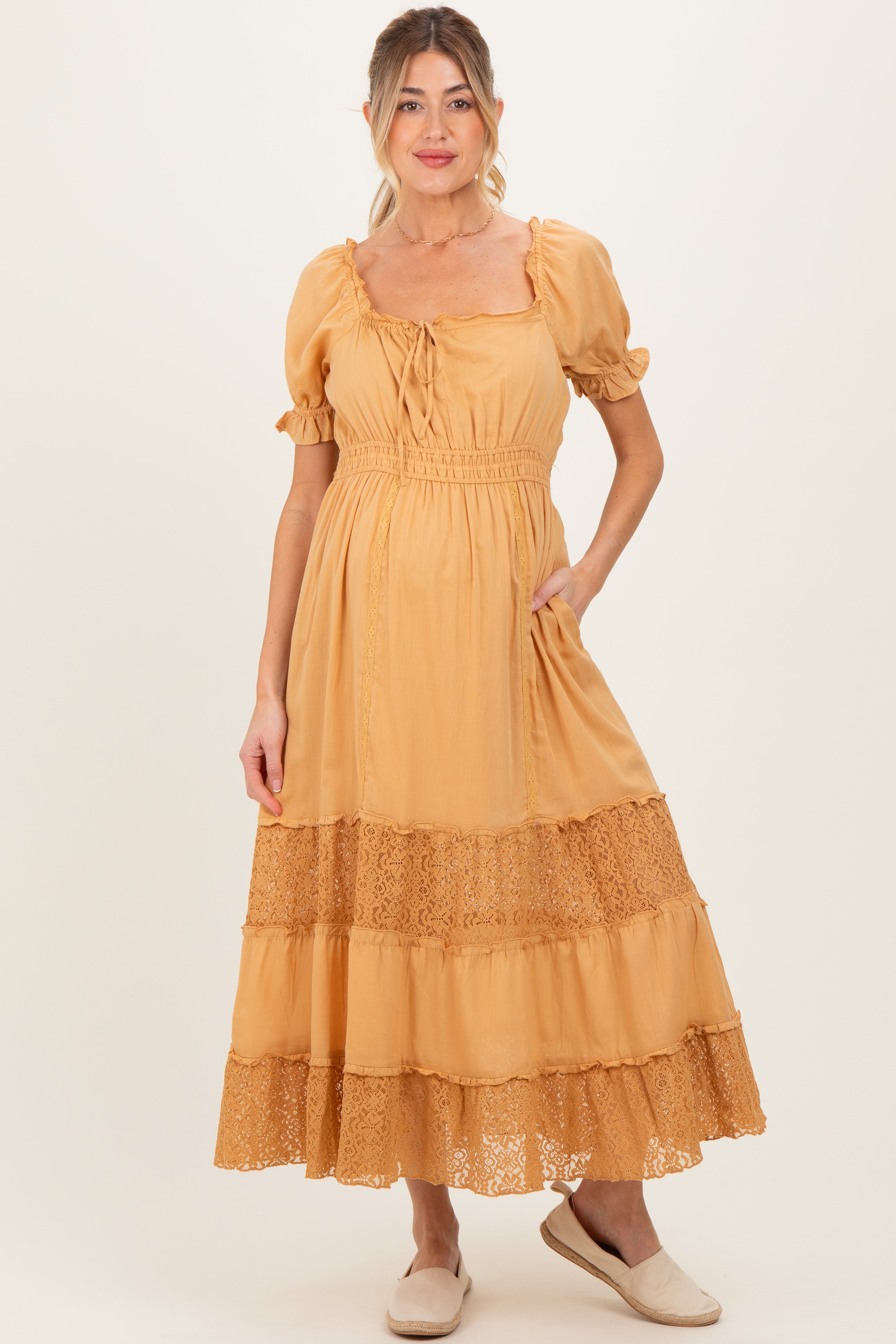 Umstands-Maxikleid mit Spitzeneinsätzen in Gold