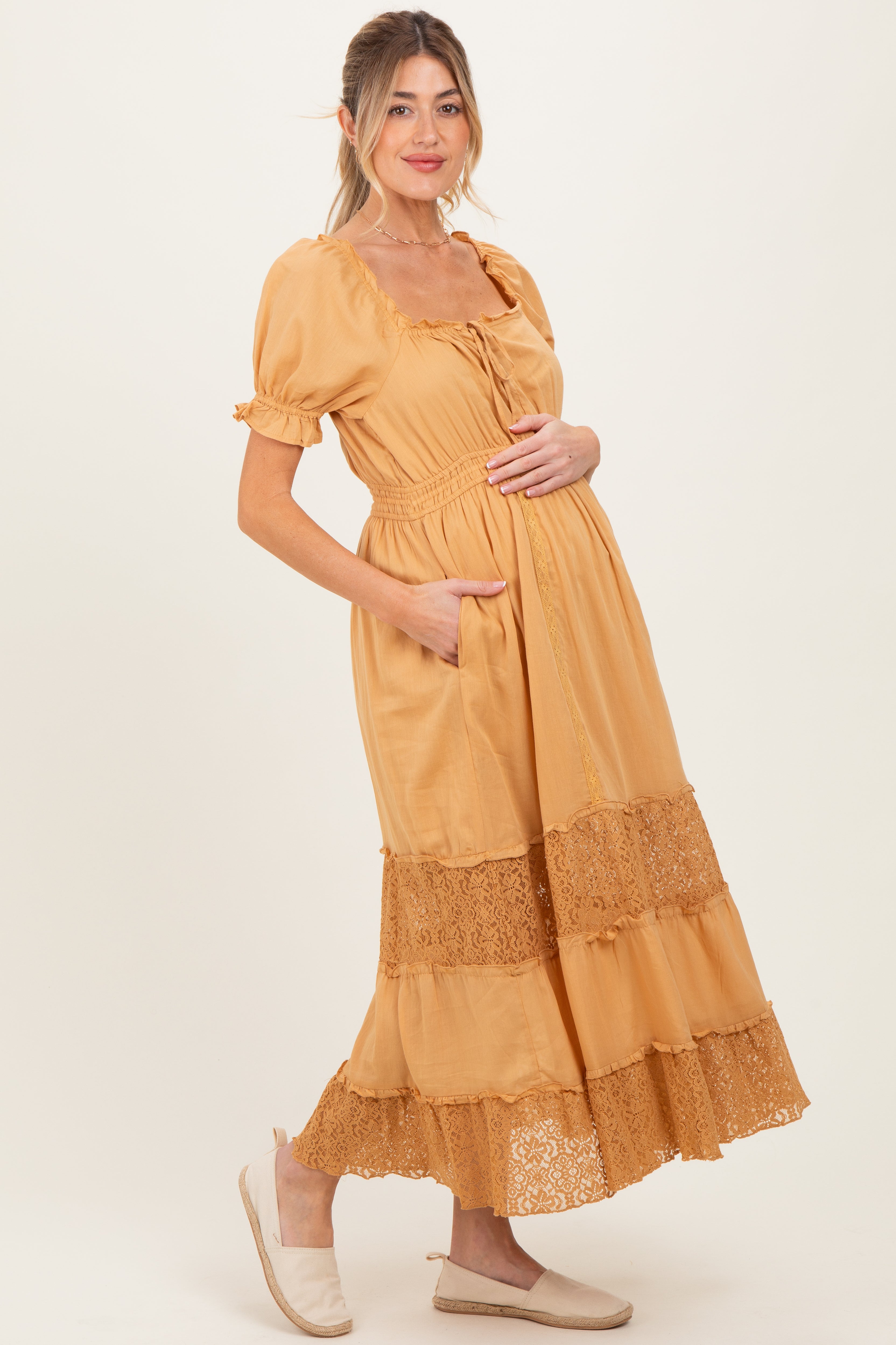Umstands-Maxikleid mit Spitzeneinsätzen in Gold