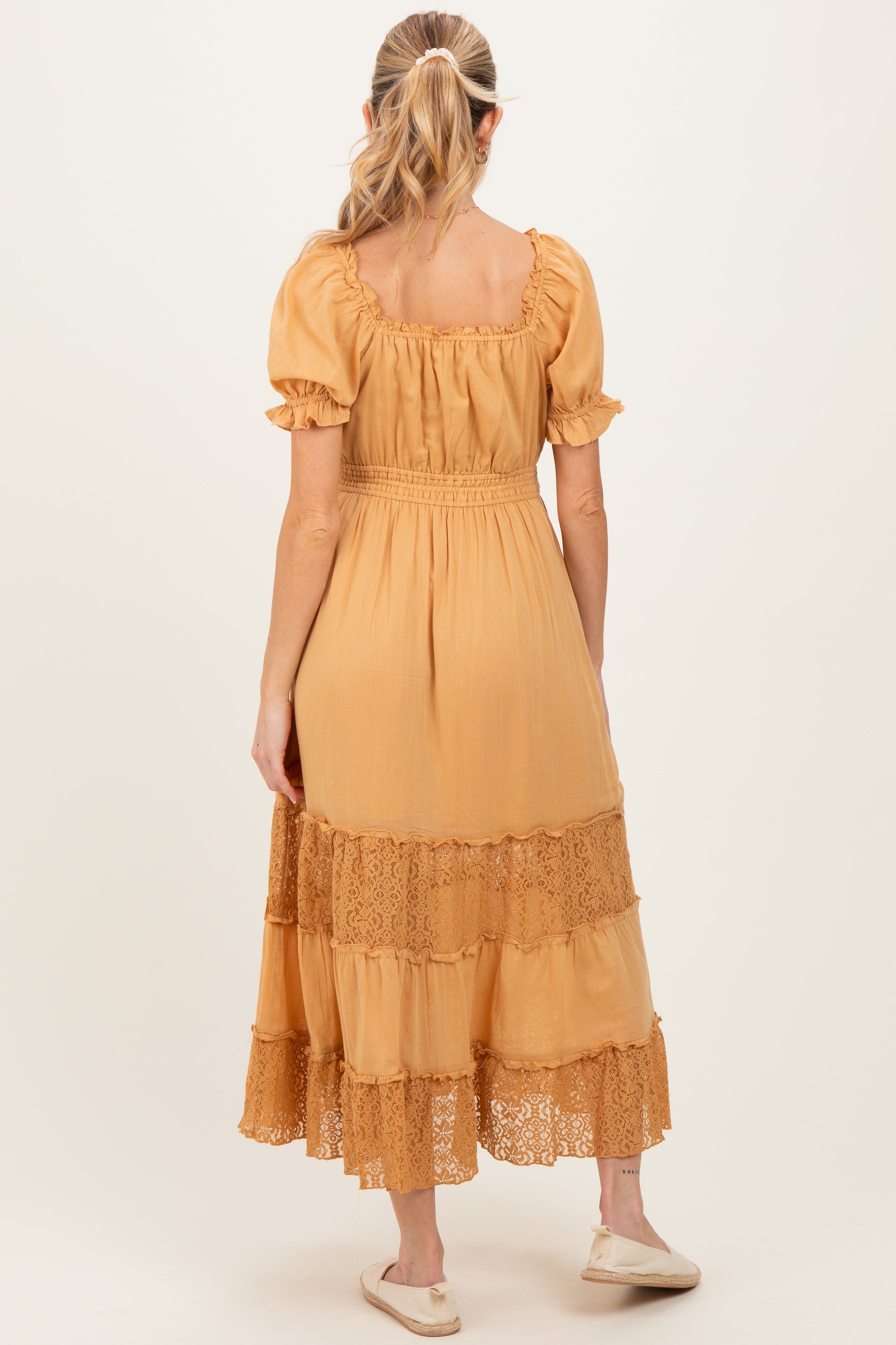 Umstands-Maxikleid mit Spitzeneinsätzen in Gold