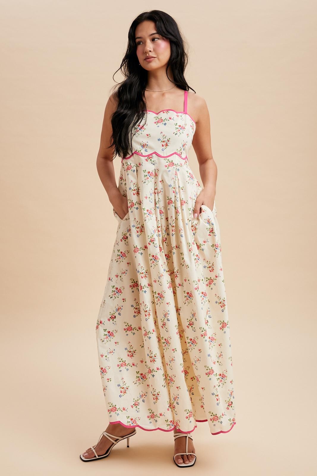 Umstands-Maxikleid mit Blumenmuster, Bogenkante und Kontrastdetail in Creme und Rosa